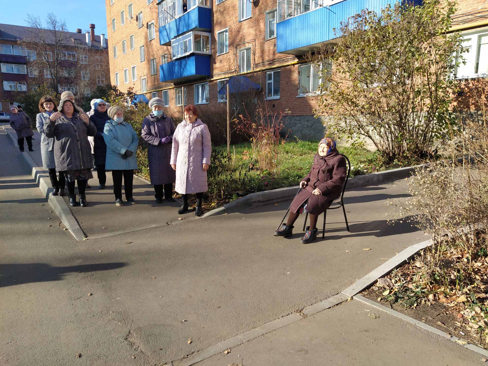 В 100-летний юбилей для труженицы тыла из Чистополя организовали концерт около дома