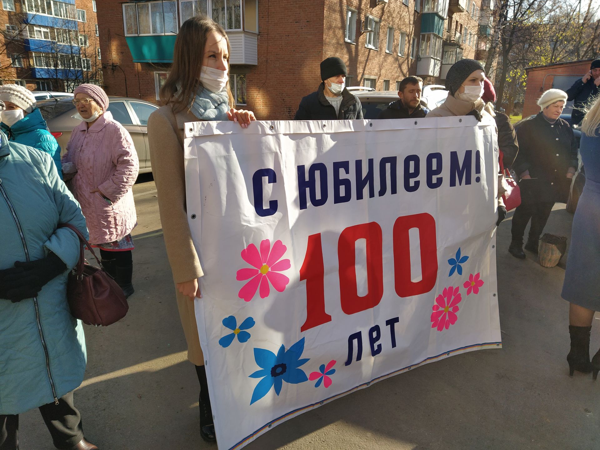 В 100-летний юбилей для труженицы тыла из Чистополя организовали концерт около дома