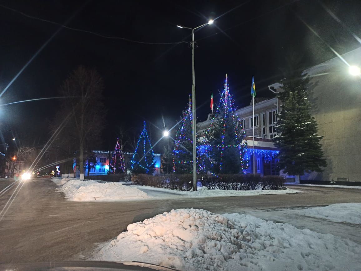 Чистополь продолжают украшать к Новому году (ФОТО)