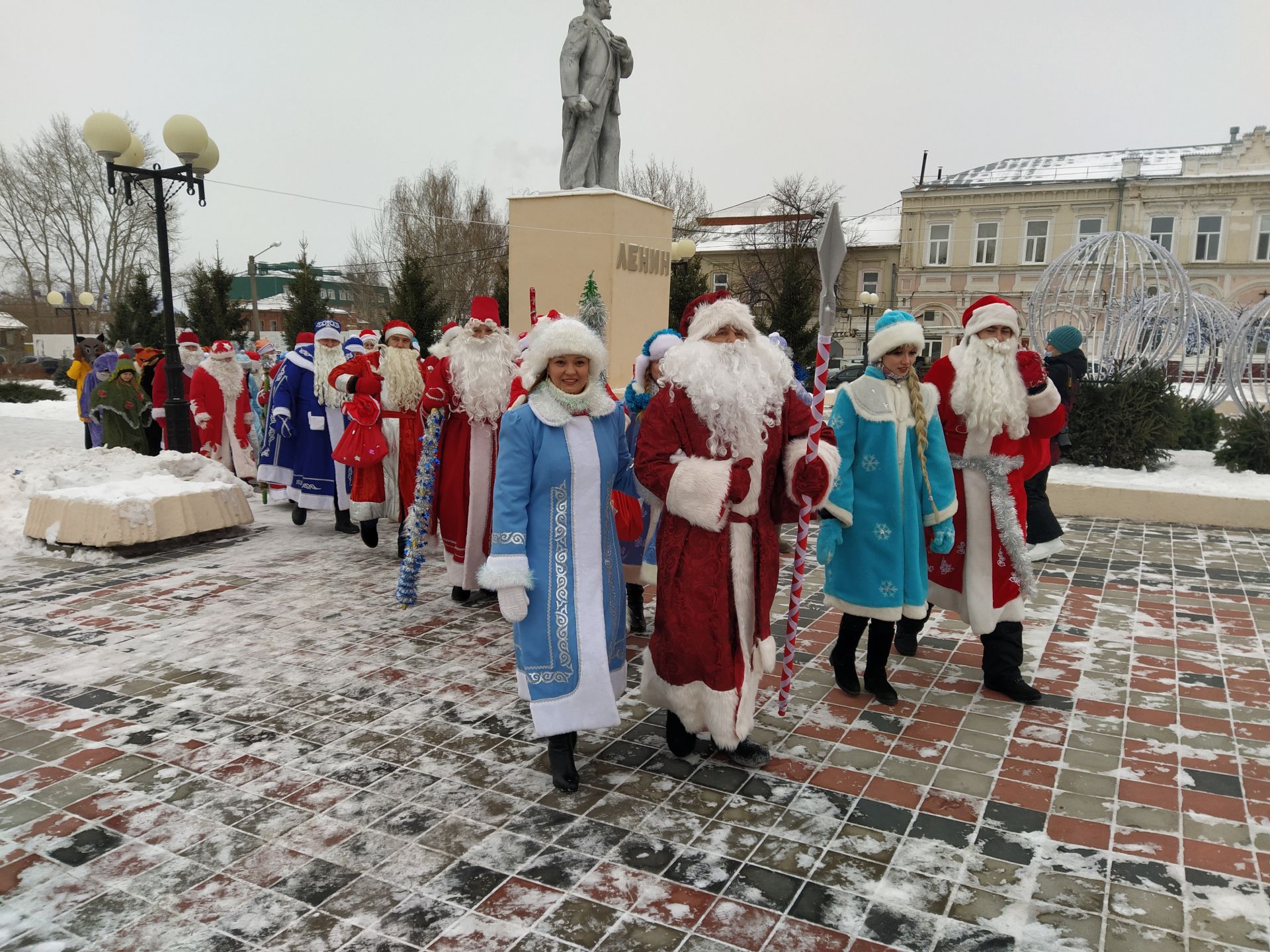 В Чистополе Деды Морозы и Снегурочки прошли парадом