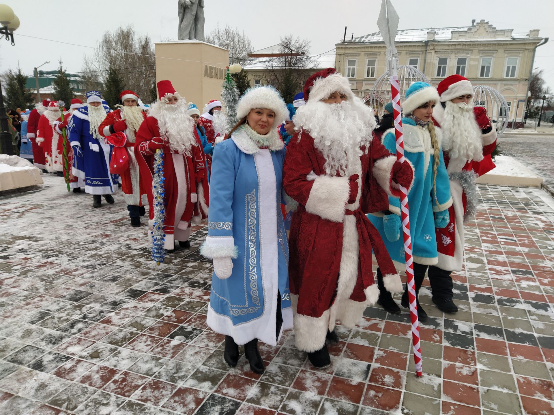 В Чистополе Деды Морозы и Снегурочки прошли парадом