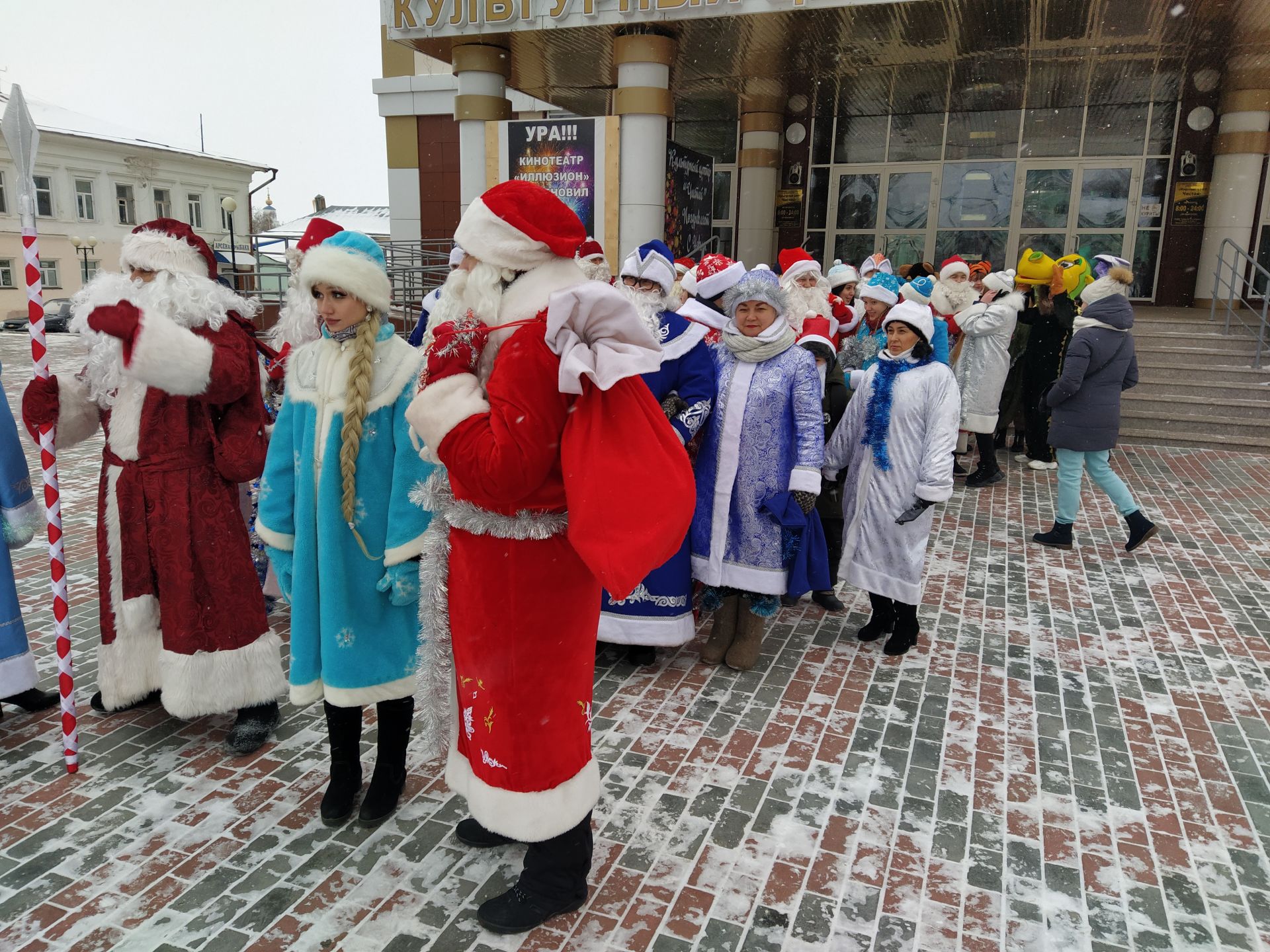 В Чистополе Деды Морозы и Снегурочки прошли парадом