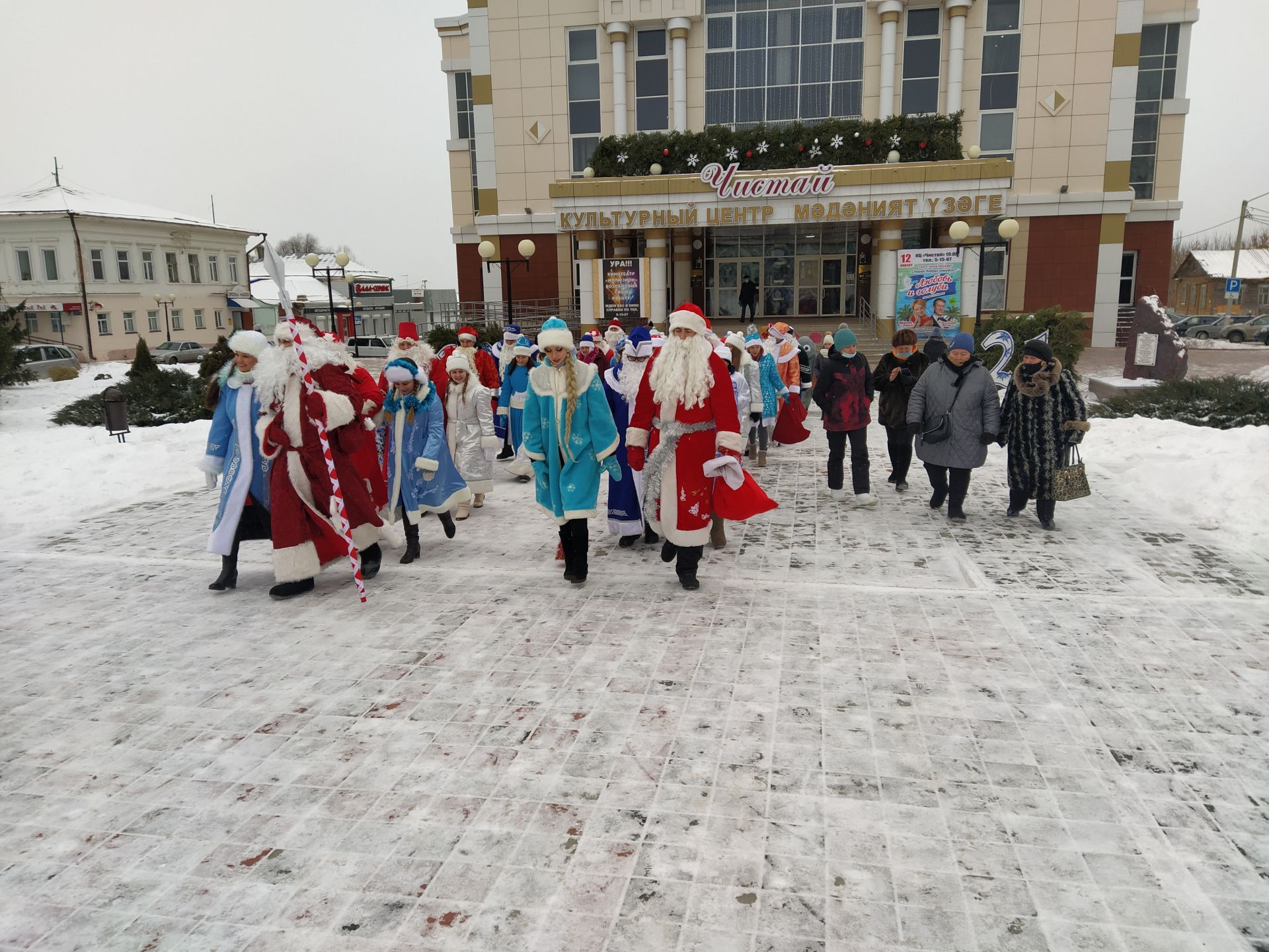 В Чистополе Деды Морозы и Снегурочки прошли парадом