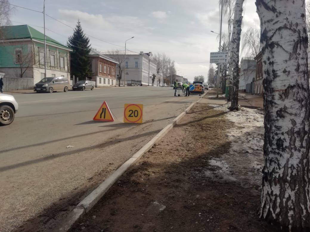 В Чистополе автомобилистов просят быть внимательнее: начался ремонт дорог