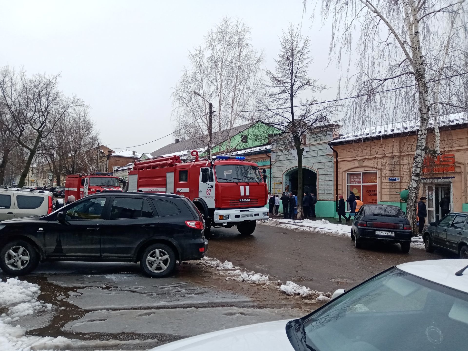 В Чистополе загорелся автомобиль, стоящий на одной из центральных улиц города