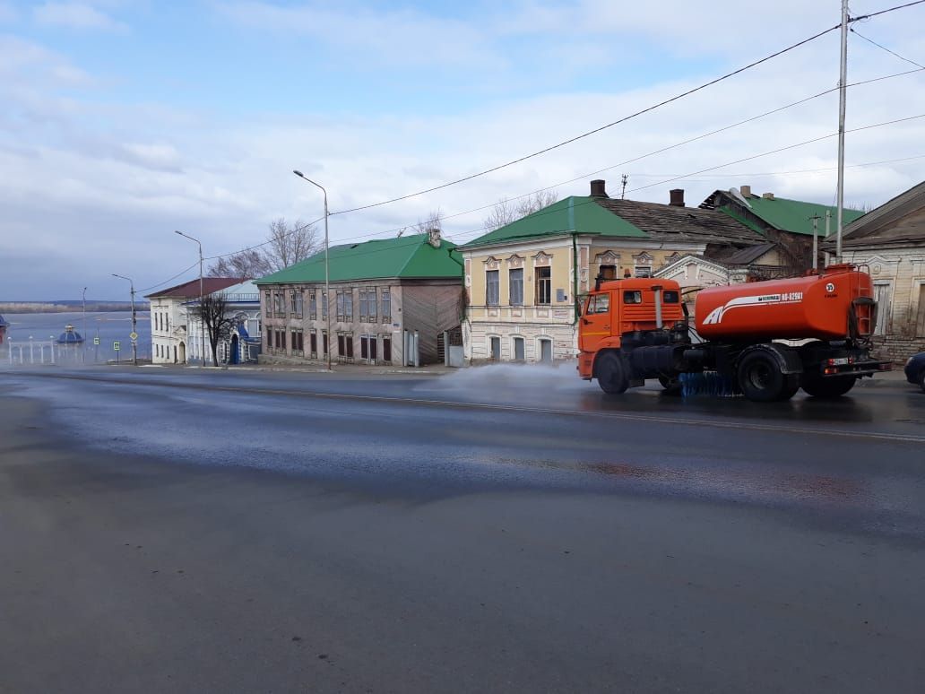 В Чистополе дезинфицируют проезжую часть