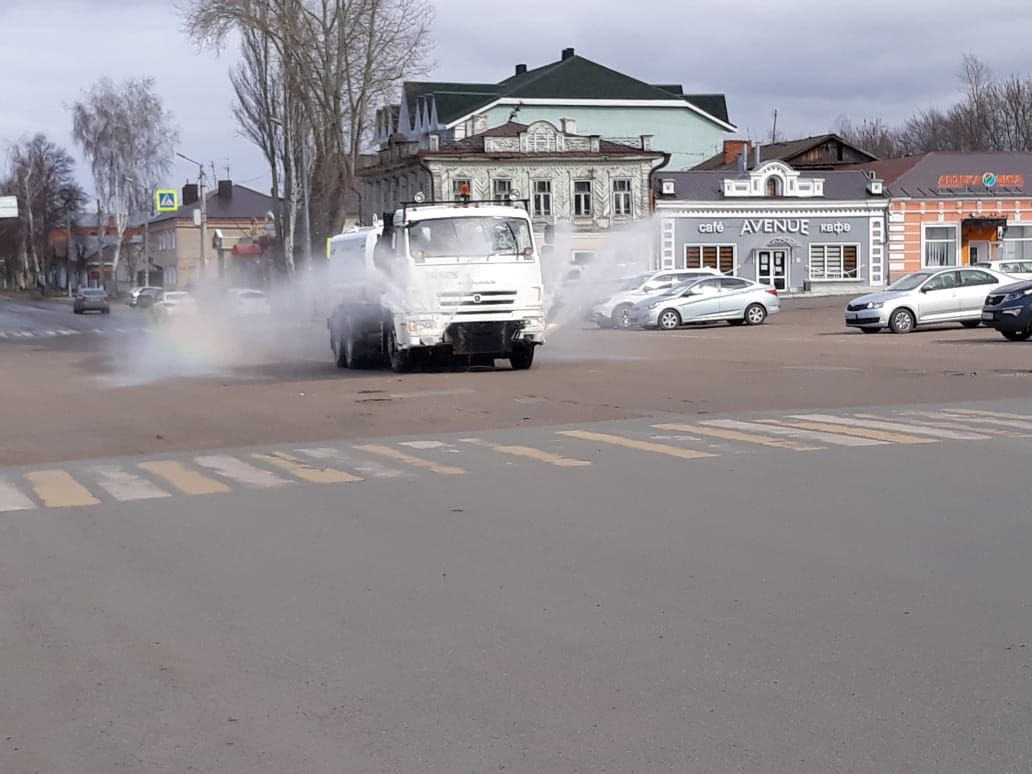 В Чистополе дезинфицируют проезжую часть