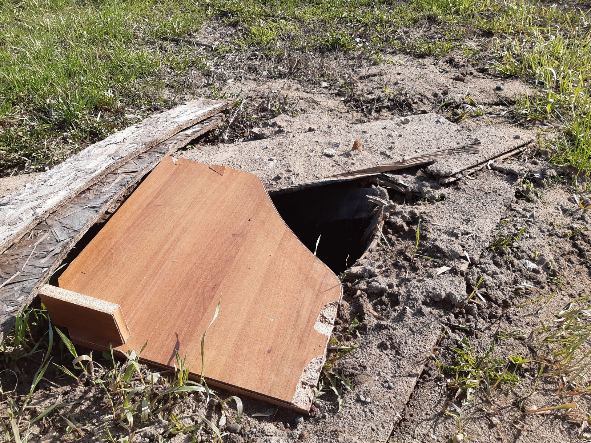 В этом люке скоро застрянет чья-нибудь нога или того хуже, туда провалится человек!