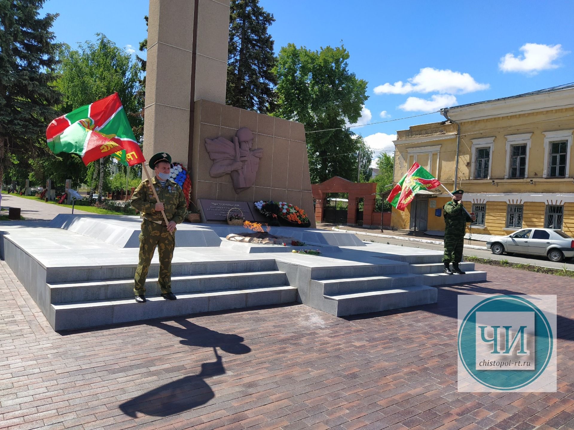 В Чистополе пограничники возложили цветы к Вечному огню (Фоторепортаж)