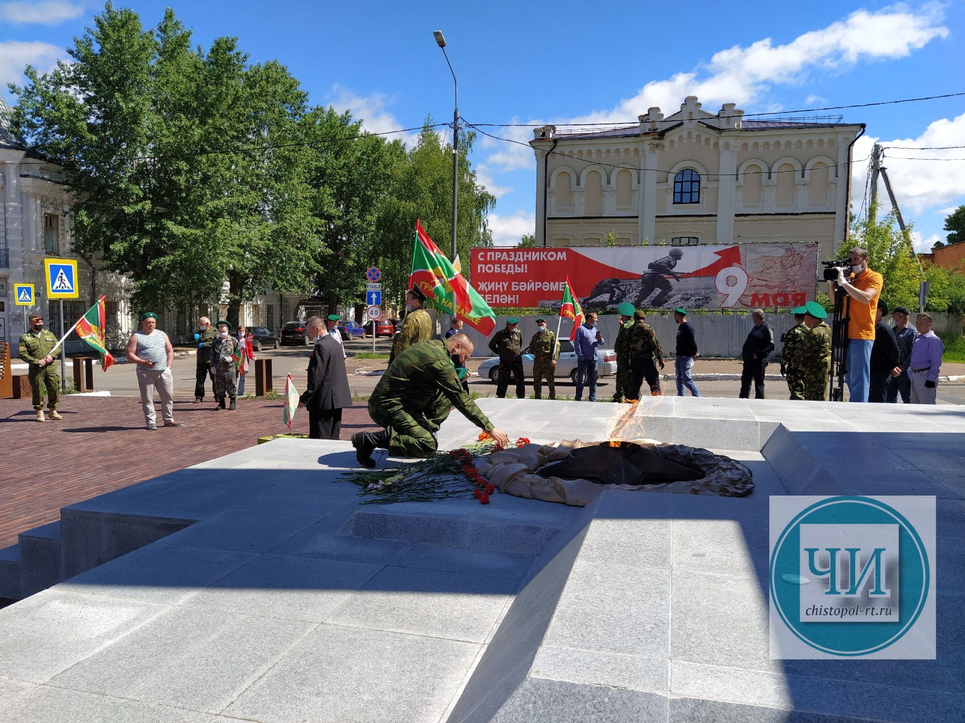 В Чистополе пограничники возложили цветы к Вечному огню (Фоторепортаж)