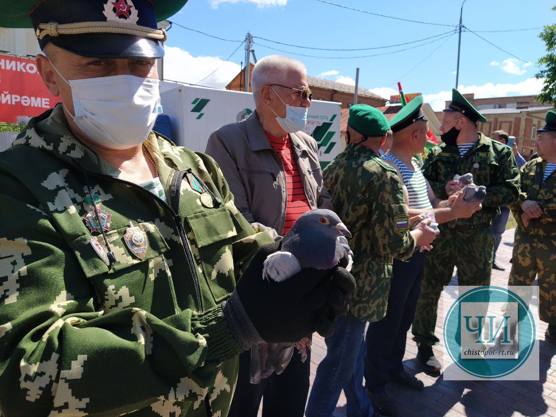 В Чистополе пограничники возложили цветы к Вечному огню (Фоторепортаж)