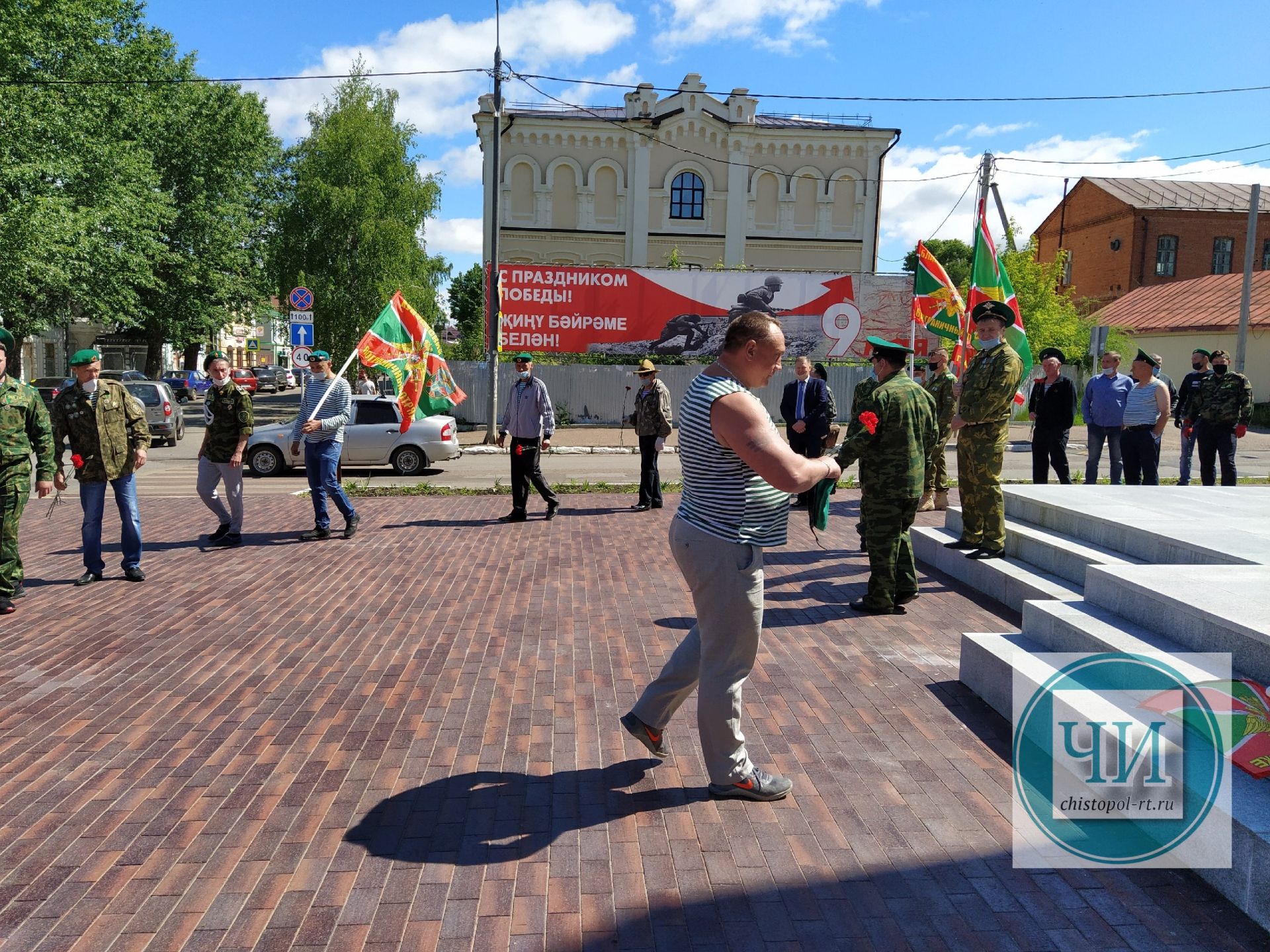 В Чистополе пограничники возложили цветы к Вечному огню (Фоторепортаж)