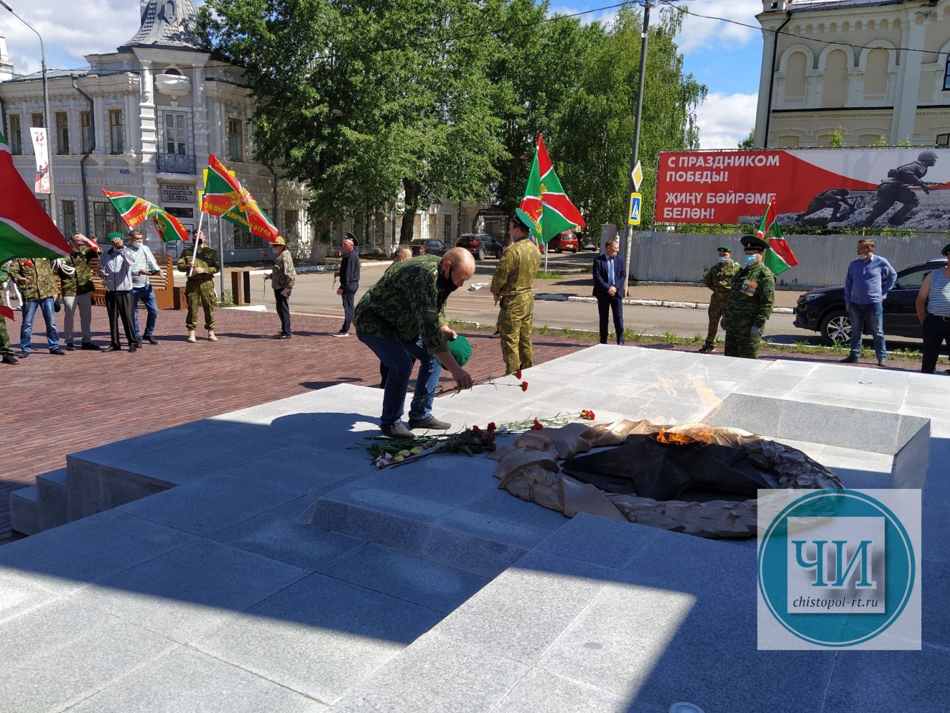 В Чистополе пограничники возложили цветы к Вечному огню (Фоторепортаж)