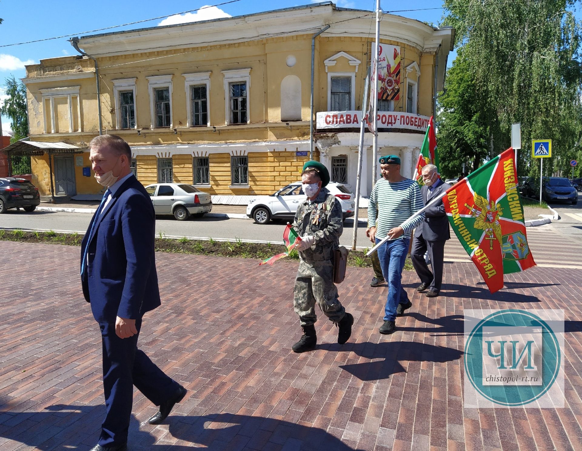 В Чистополе пограничники возложили цветы к Вечному огню (Фоторепортаж)