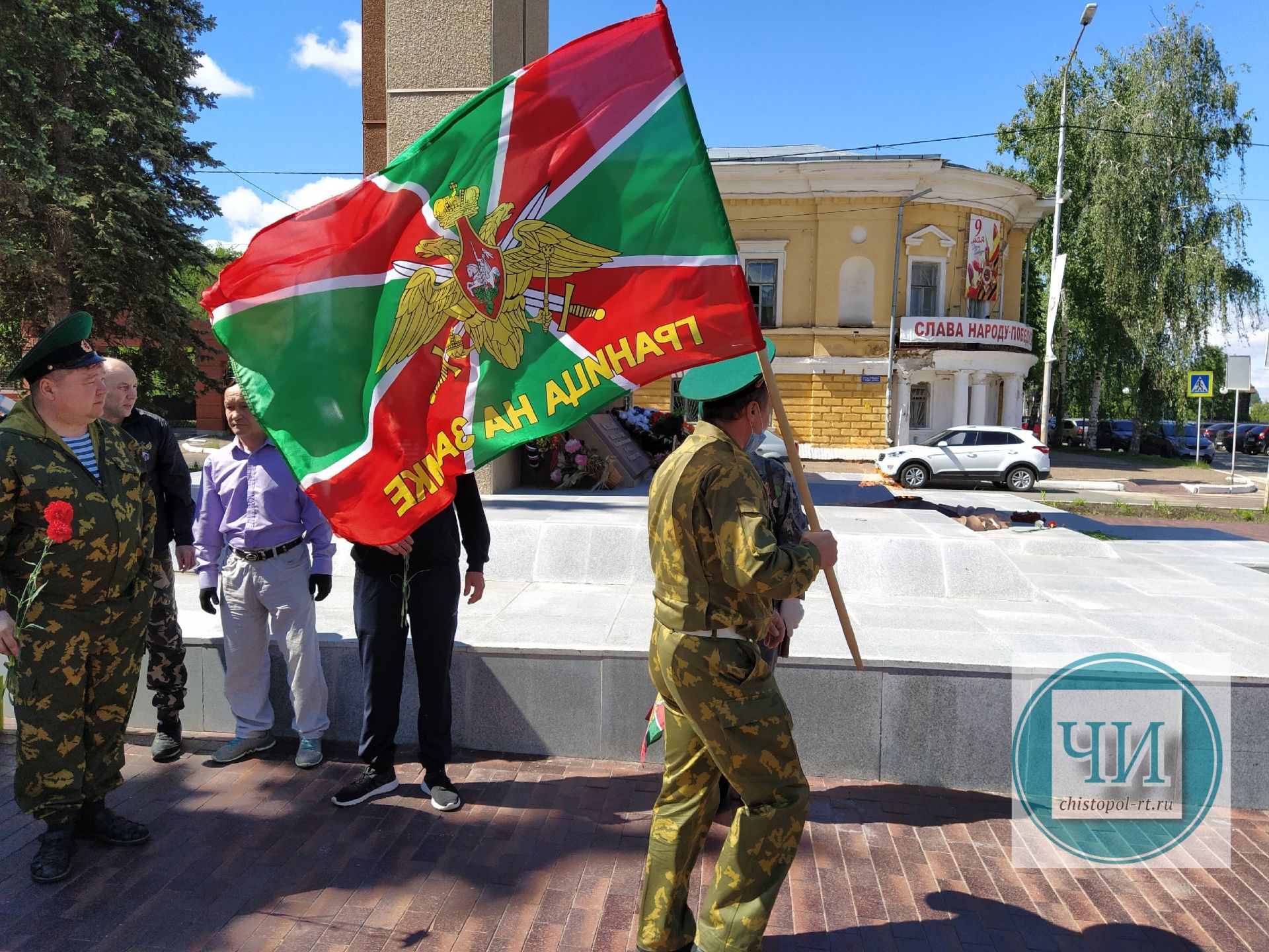 В Чистополе пограничники возложили цветы к Вечному огню (Фоторепортаж)