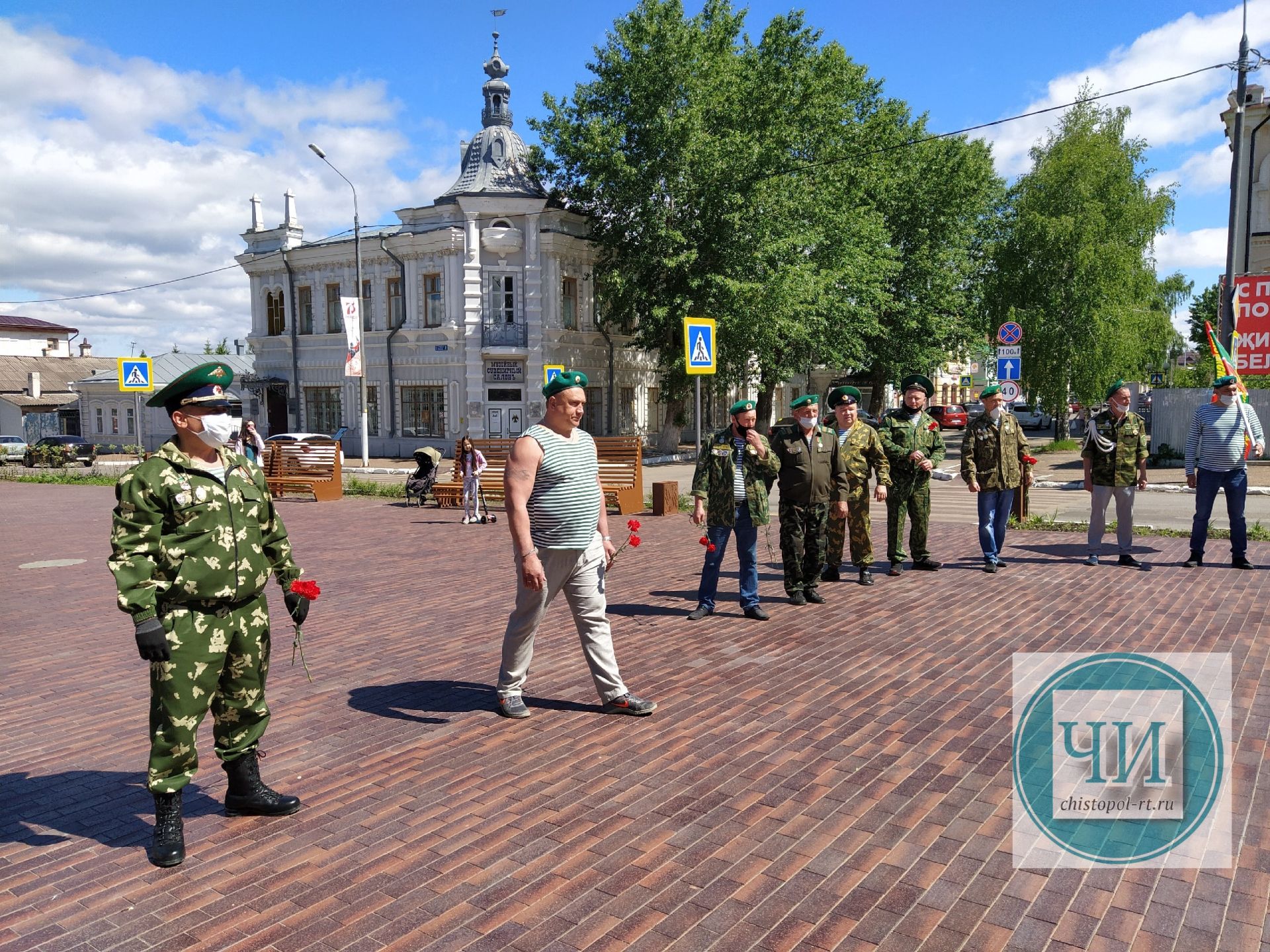 В Чистополе пограничники возложили цветы к Вечному огню (Фоторепортаж)