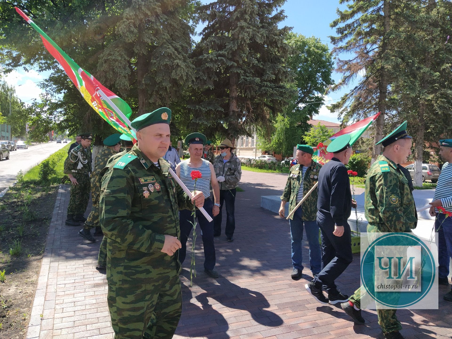 В Чистополе пограничники возложили цветы к Вечному огню (Фоторепортаж)