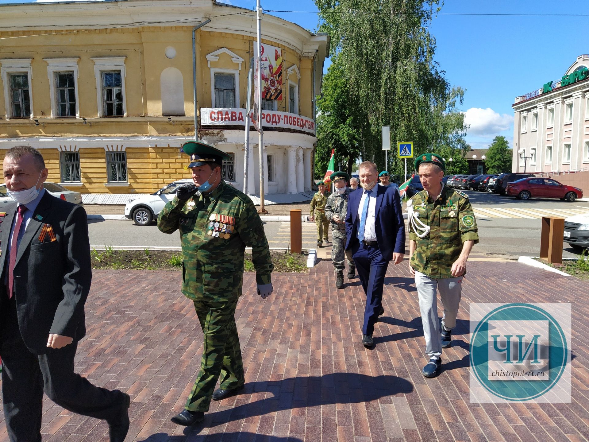 В Чистополе пограничники возложили цветы к Вечному огню (Фоторепортаж)