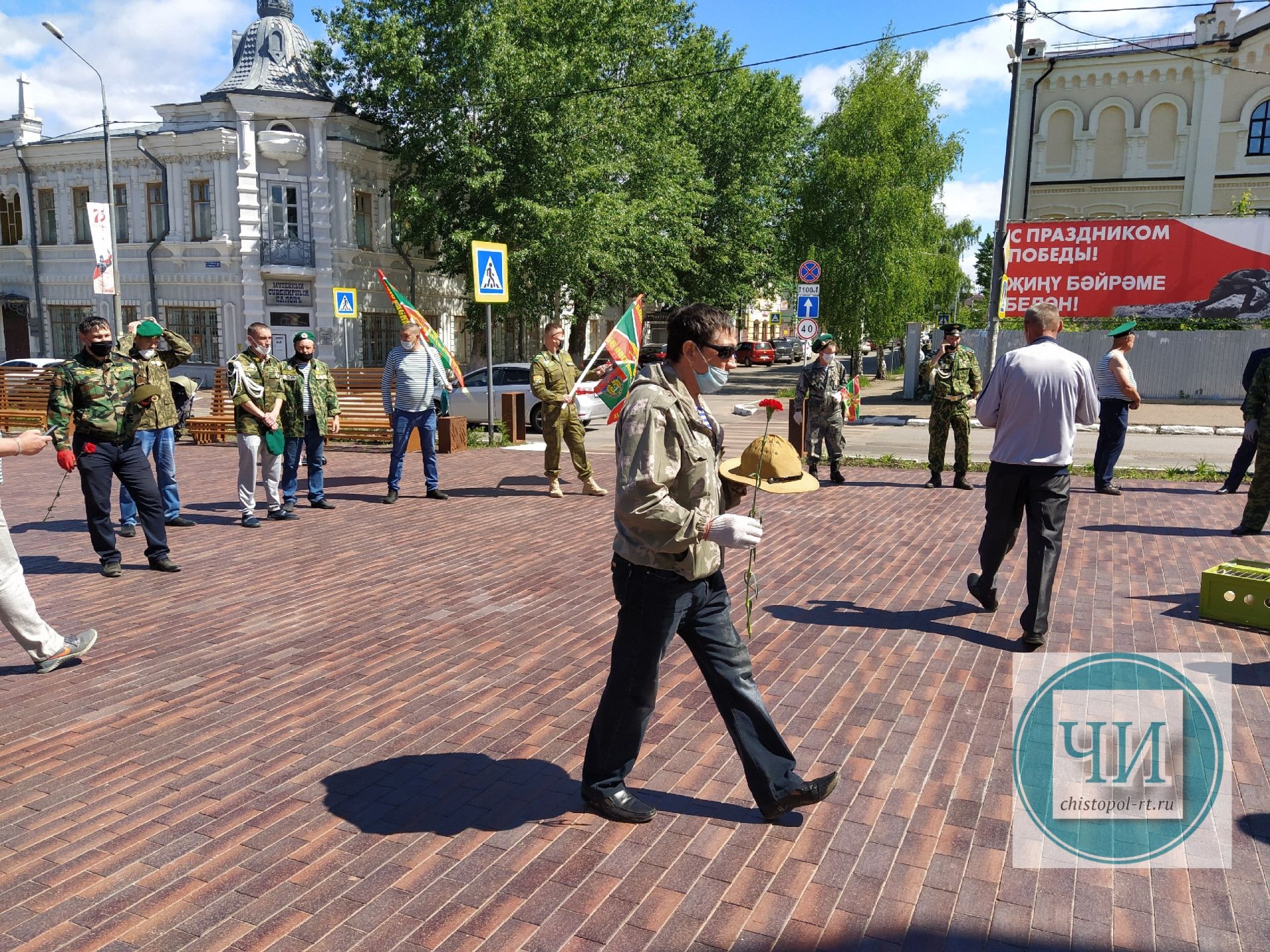 В Чистополе пограничники возложили цветы к Вечному огню (Фоторепортаж)