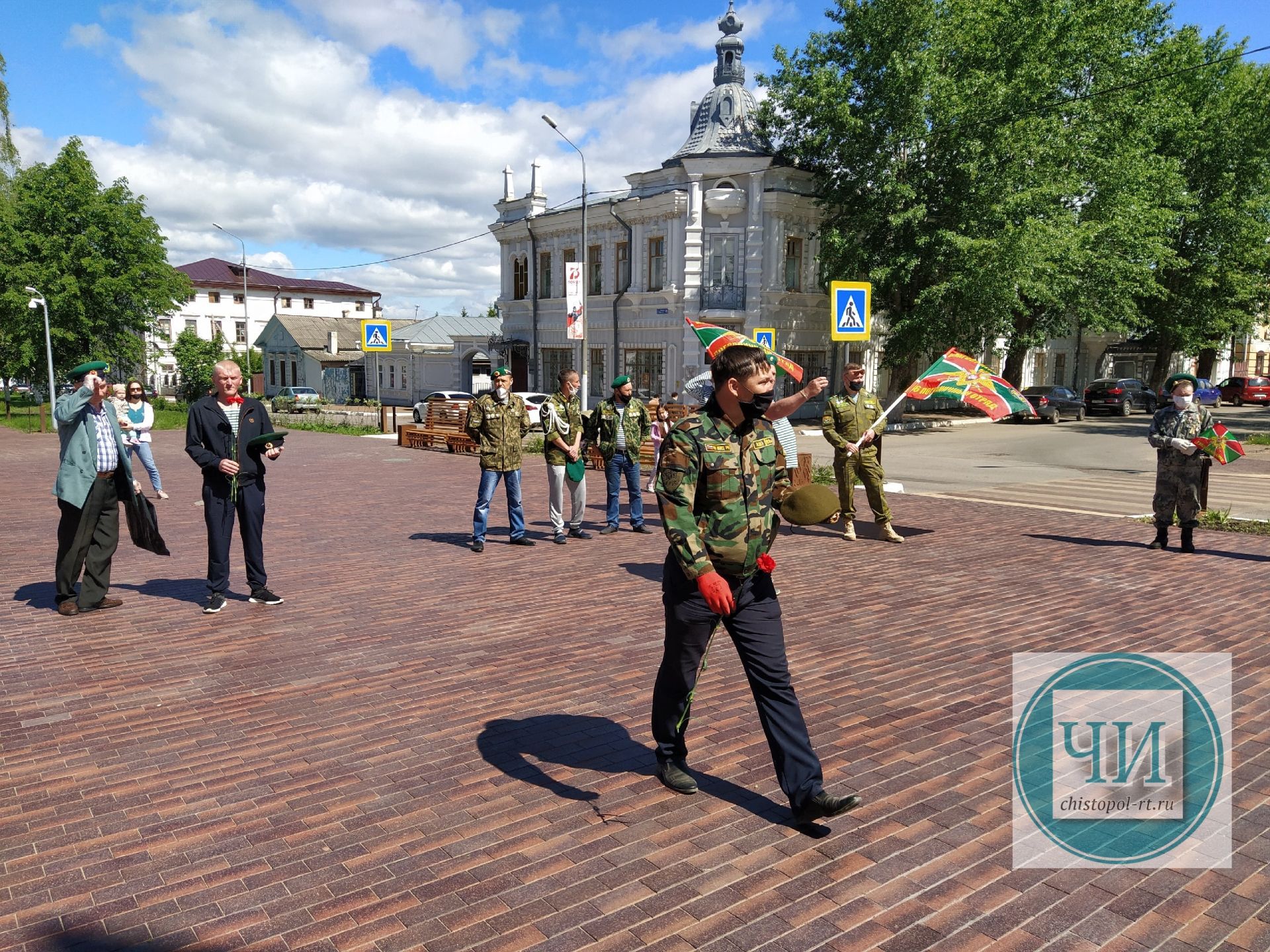 В Чистополе пограничники возложили цветы к Вечному огню (Фоторепортаж)