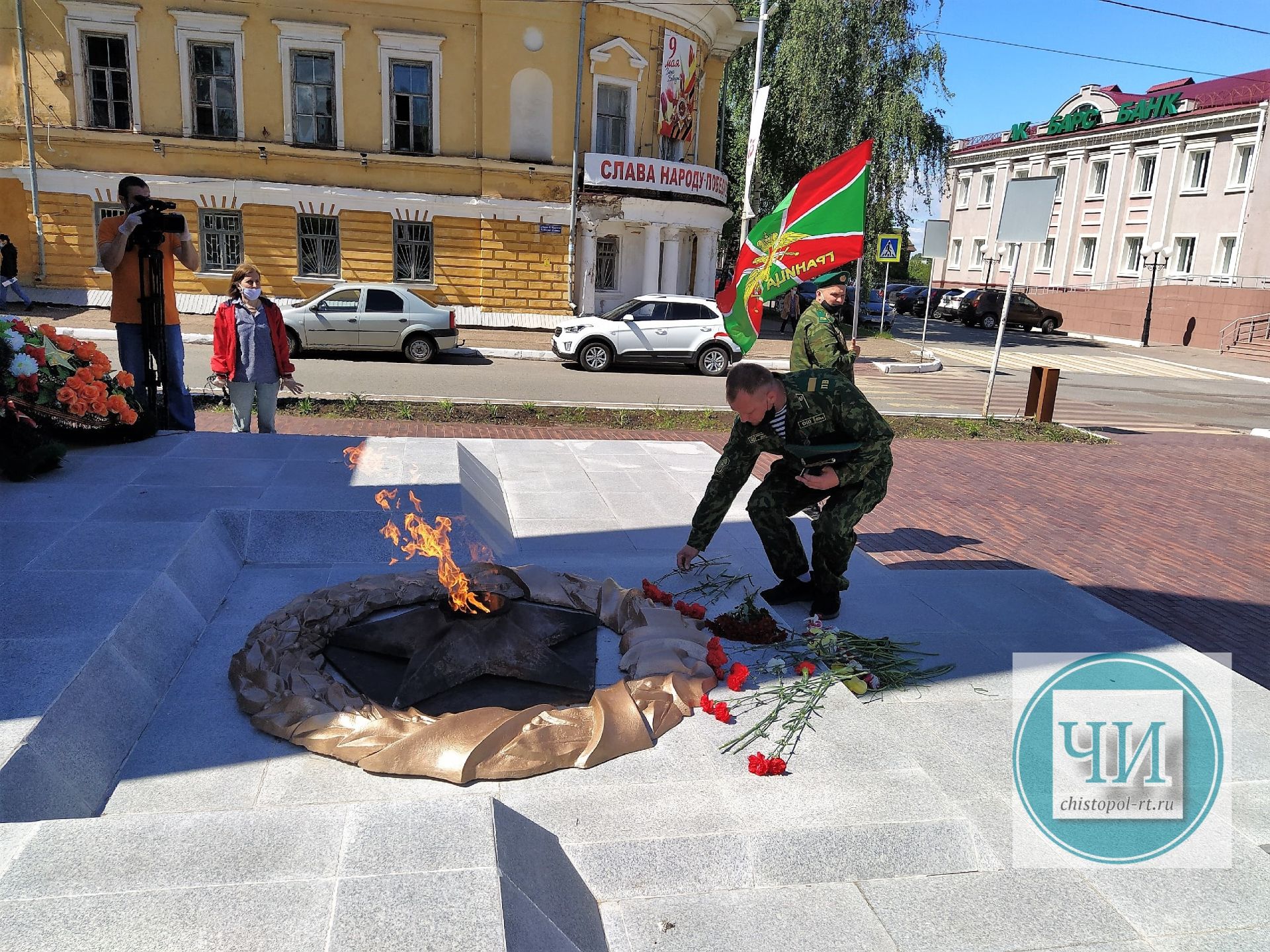 В Чистополе пограничники возложили цветы к Вечному огню (Фоторепортаж)