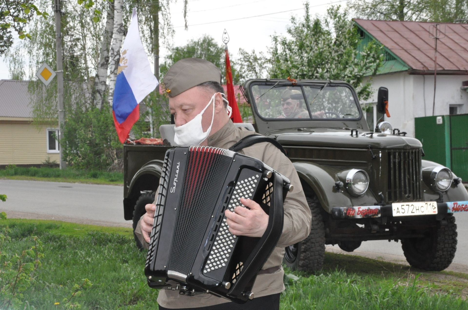 Чистопольские артисты поздравили ветеранов с Днем Победы