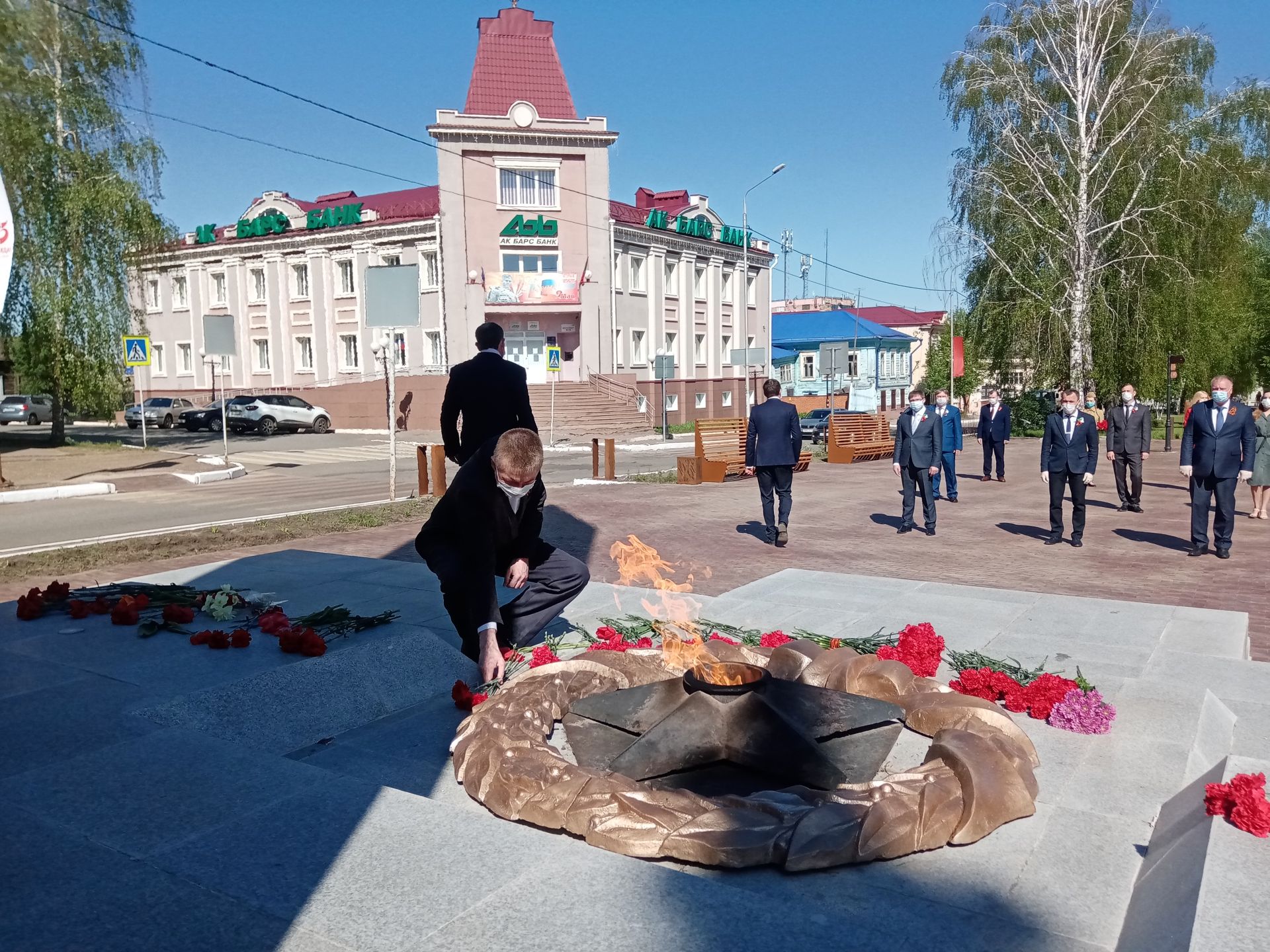 В день 75-летия Победы чистопольцы возложили цветы и венки к Вечному огню