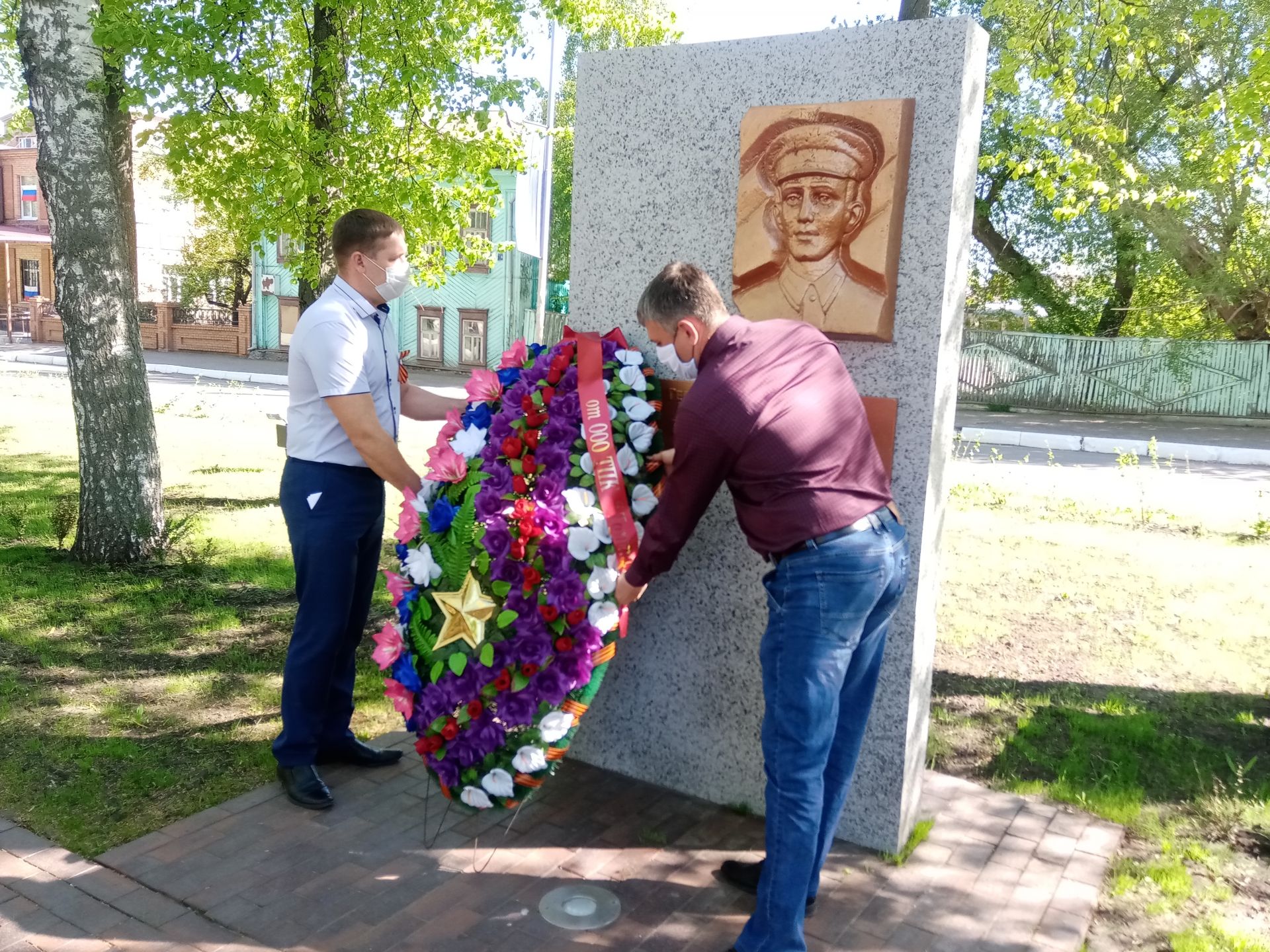 В день 75-летия Победы чистопольцы возложили цветы и венки к Вечному огню