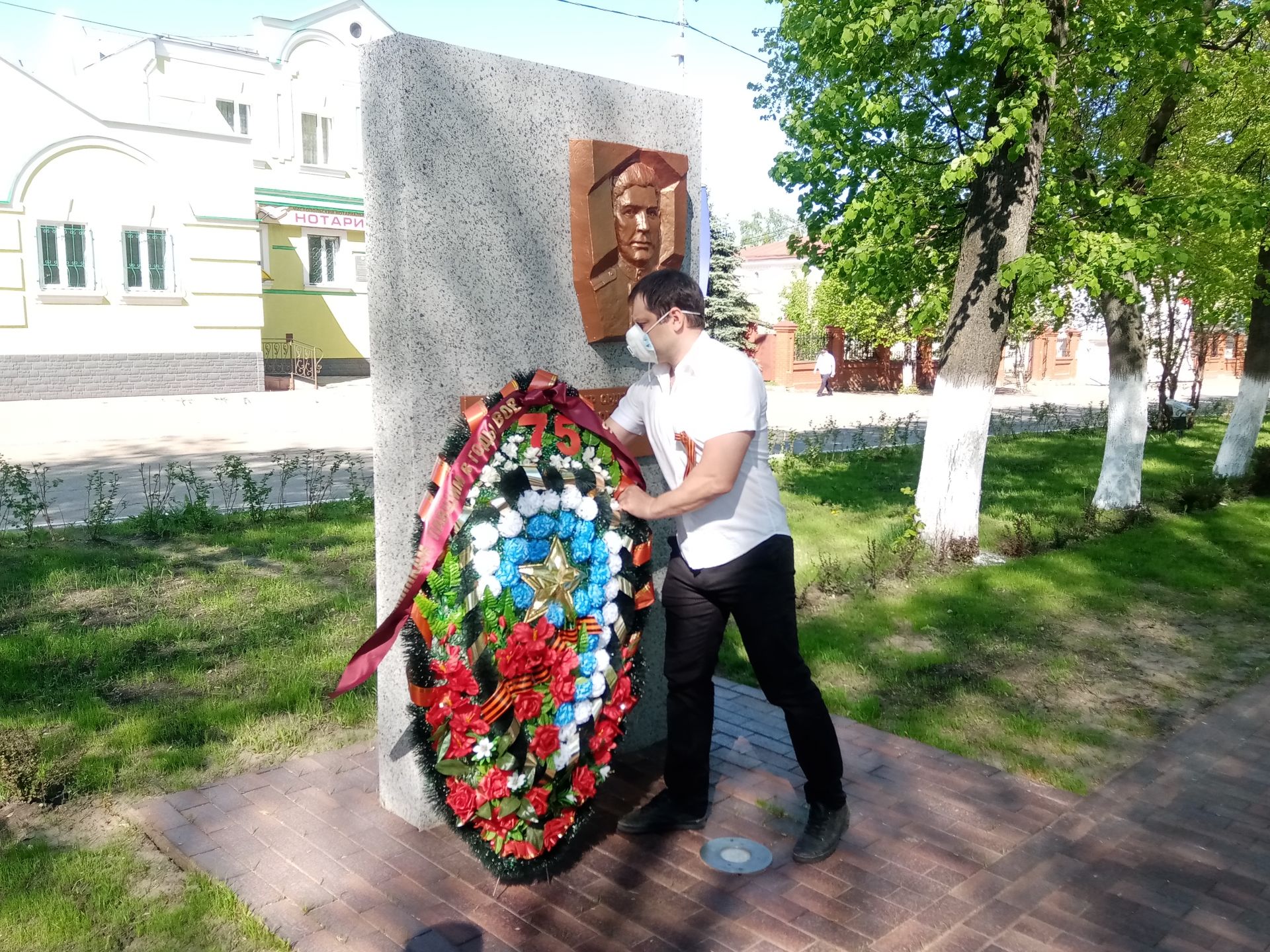 В день 75-летия Победы чистопольцы возложили цветы и венки к Вечному огню