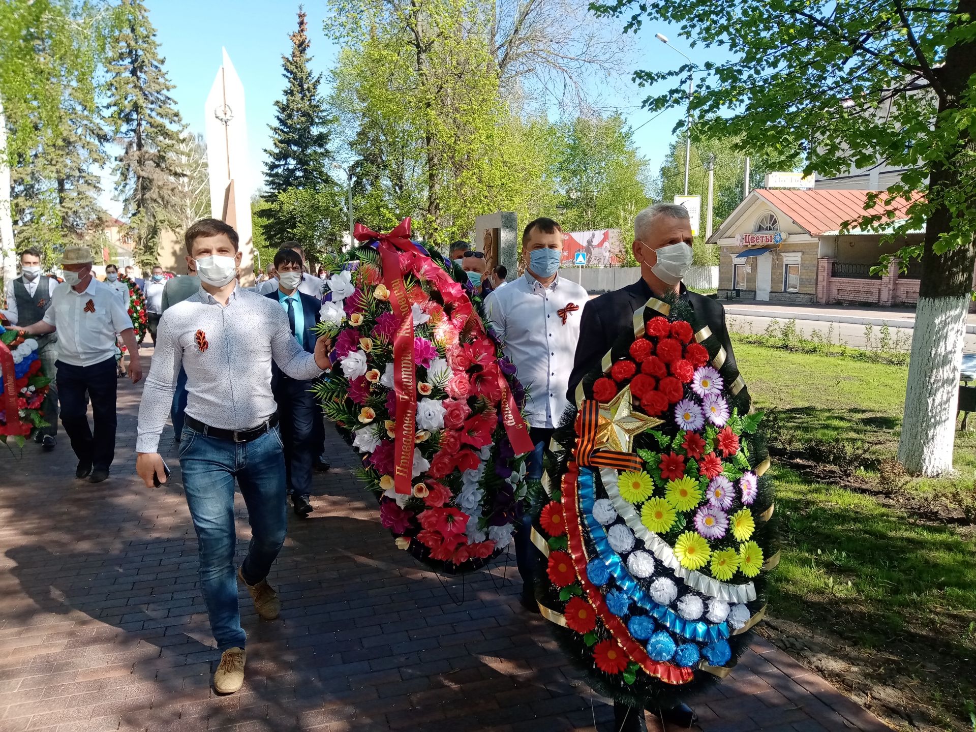 В день 75-летия Победы чистопольцы возложили цветы и венки к Вечному огню