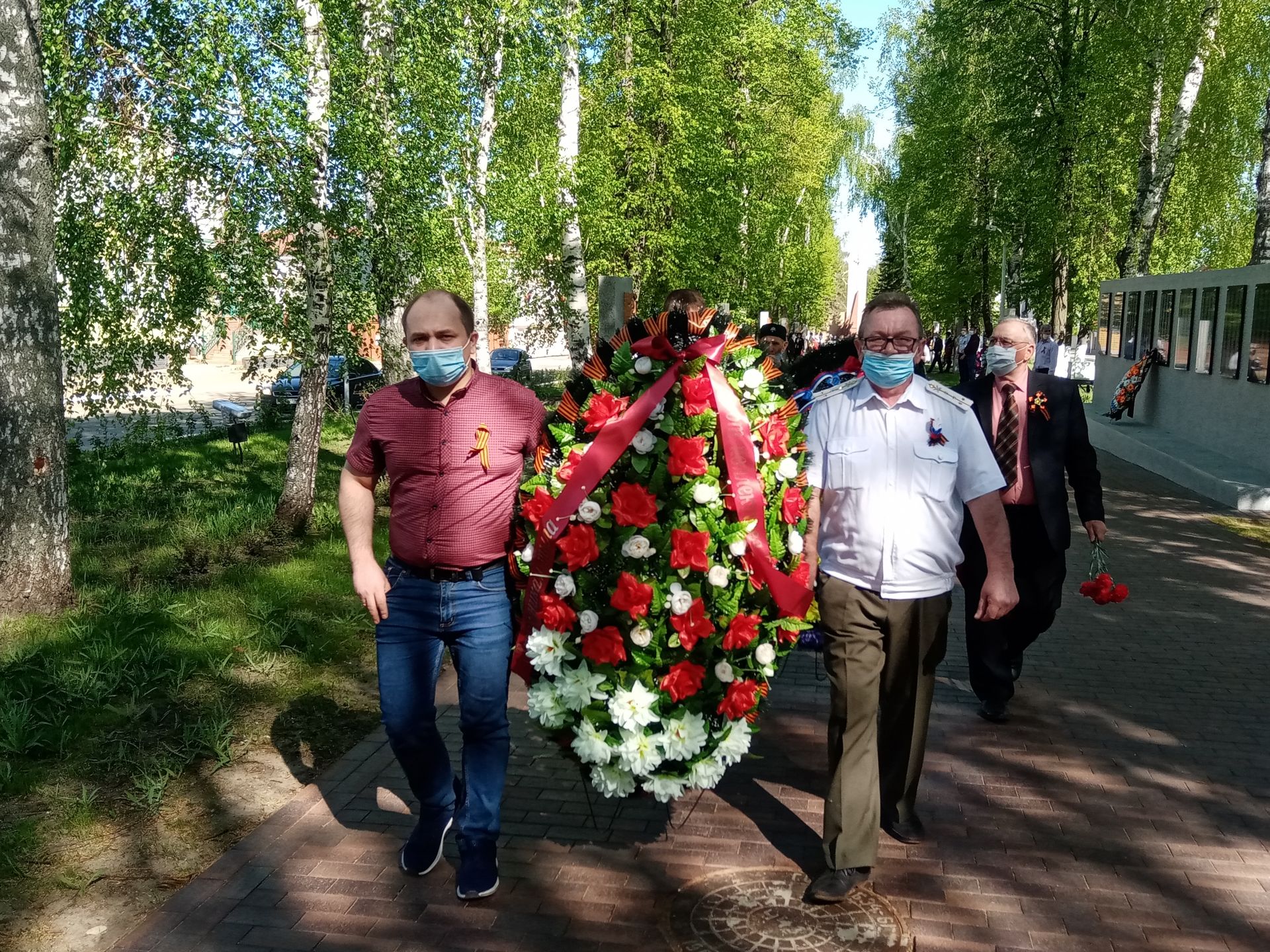 В день 75-летия Победы чистопольцы возложили цветы и венки к Вечному огню