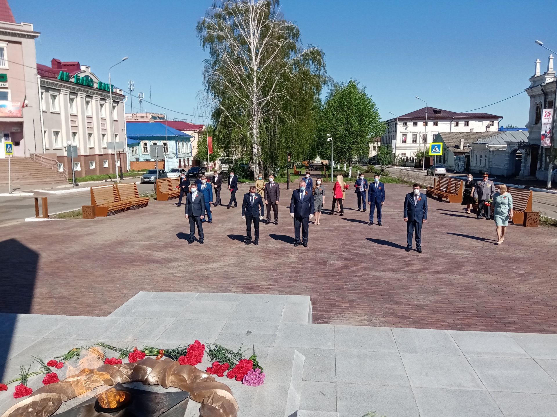 В день 75-летия Победы чистопольцы возложили цветы и венки к Вечному огню