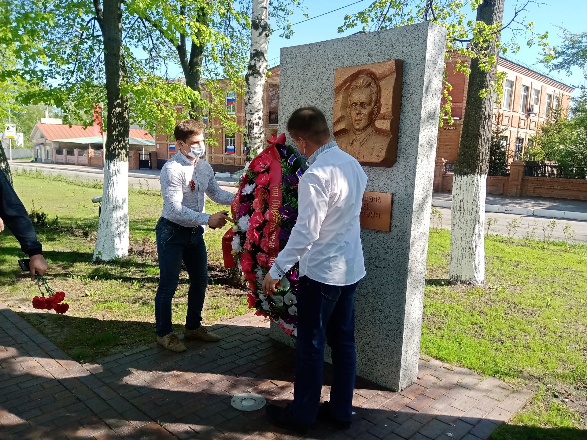 В день 75-летия Победы чистопольцы возложили цветы и венки к Вечному огню