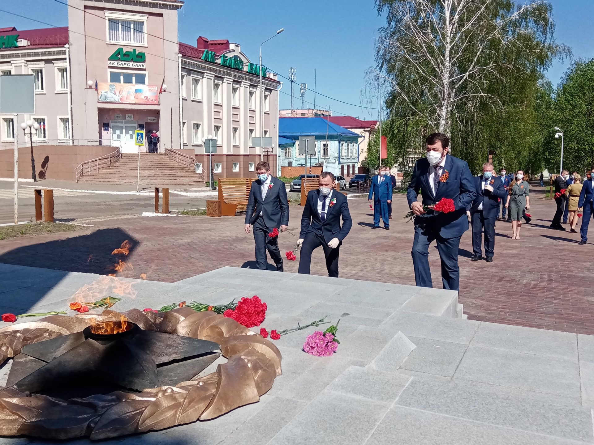 В день 75-летия Победы чистопольцы возложили цветы и венки к Вечному огню