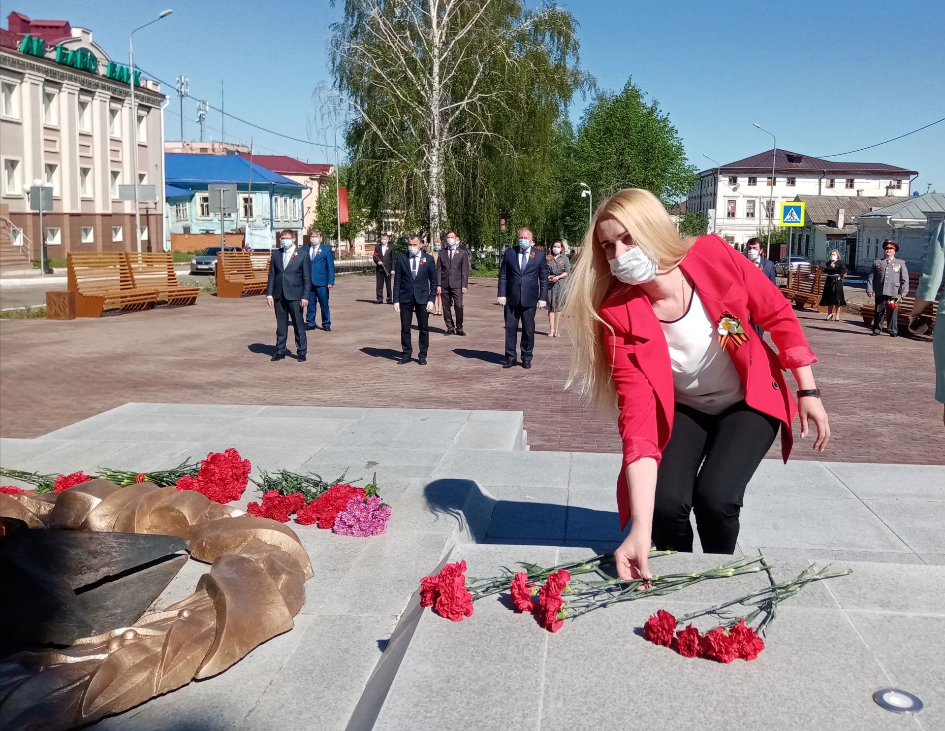 В день 75-летия Победы чистопольцы возложили цветы и венки к Вечному огню