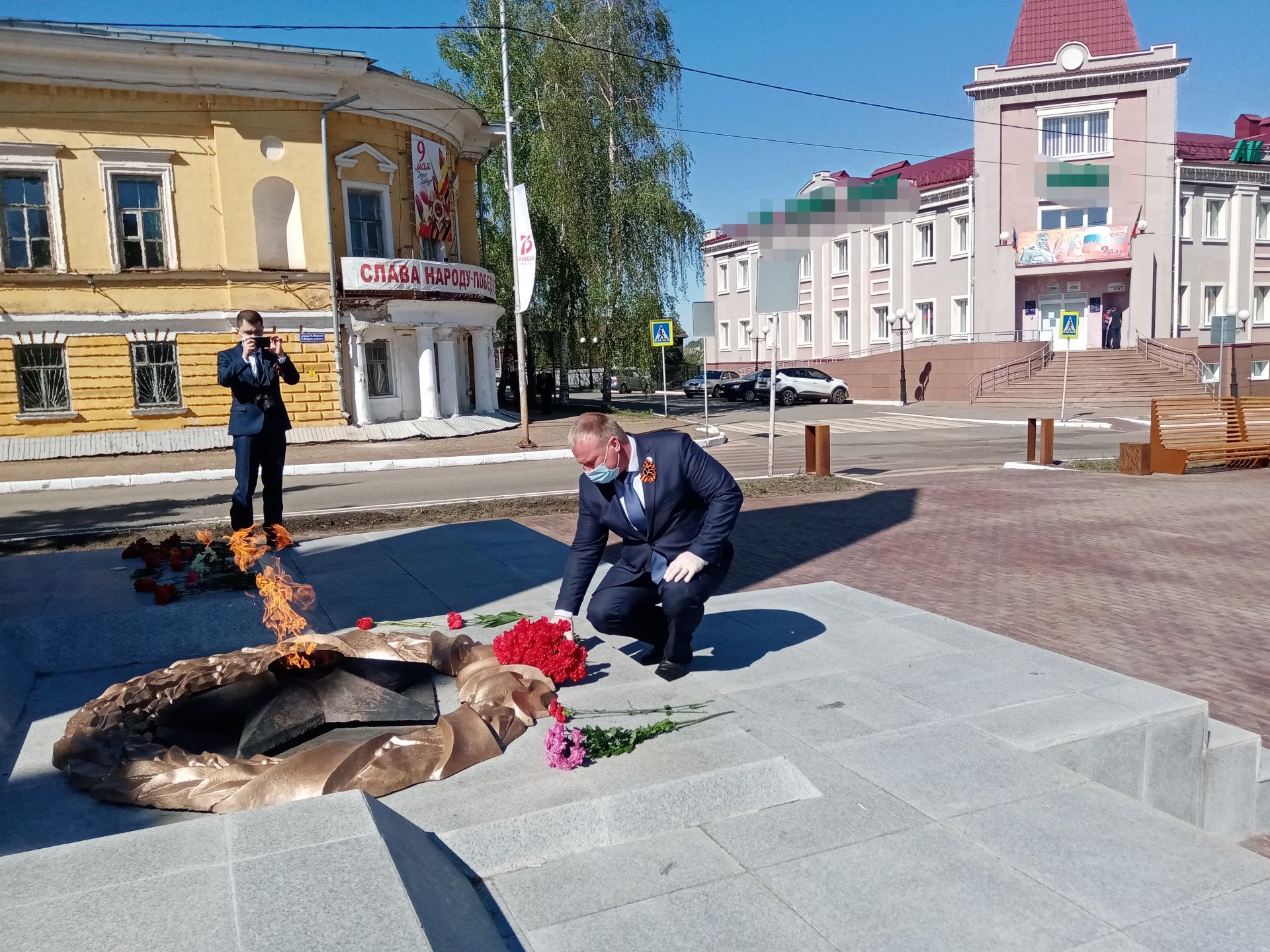 В день 75-летия Победы чистопольцы возложили цветы и венки к Вечному огню