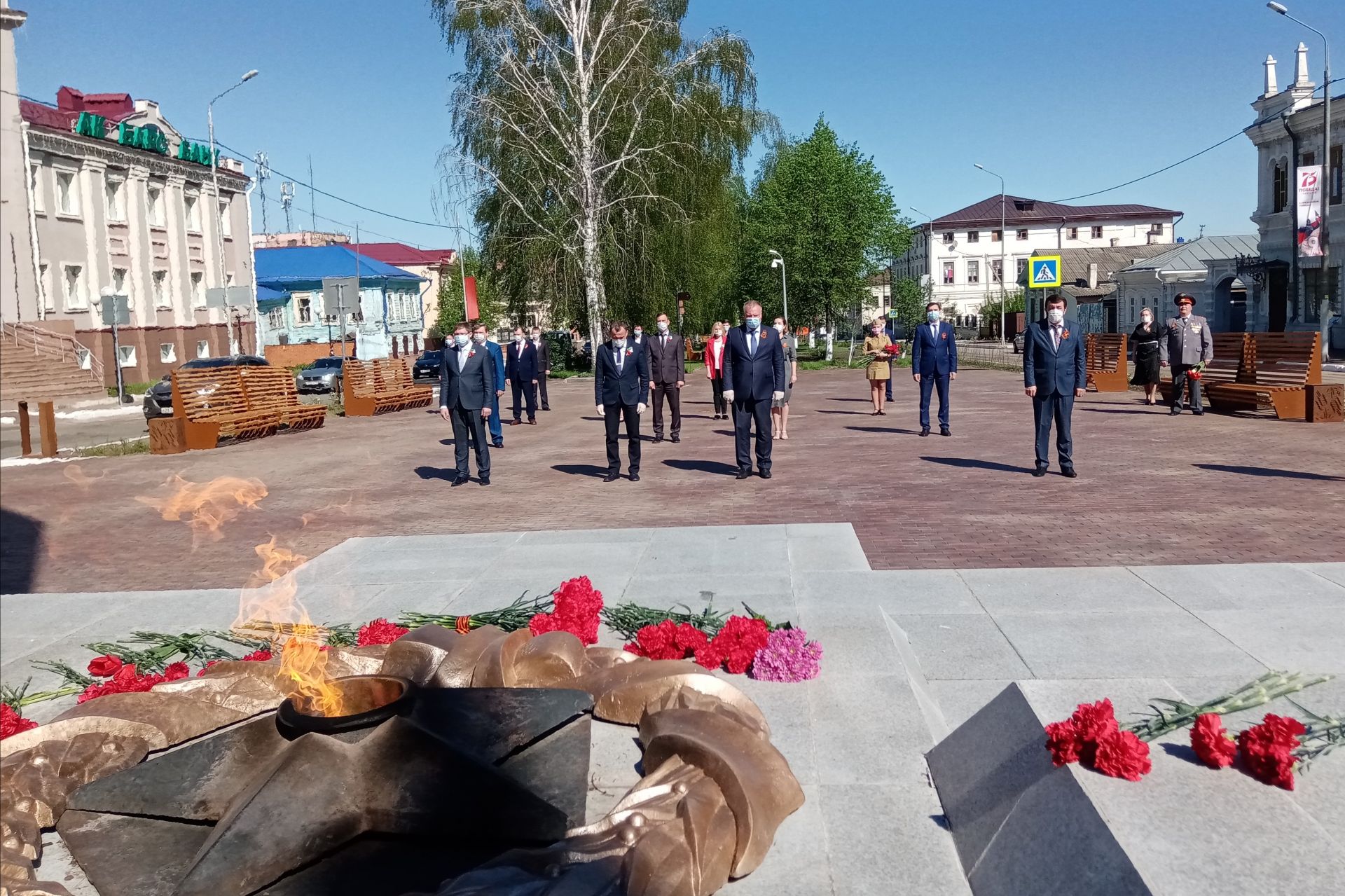 В день 75-летия Победы чистопольцы возложили цветы и венки к Вечному огню