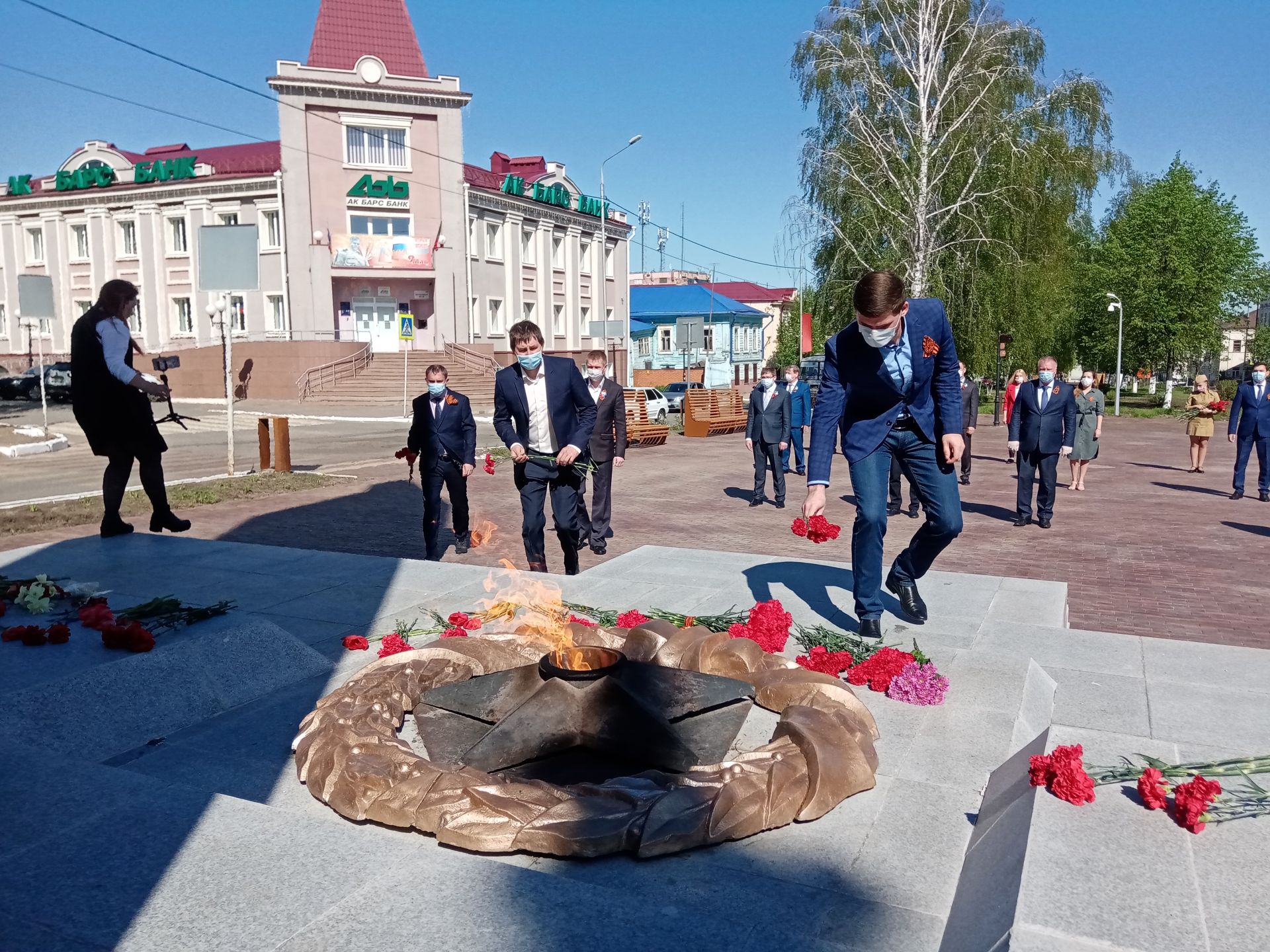 В день 75-летия Победы чистопольцы возложили цветы и венки к Вечному огню