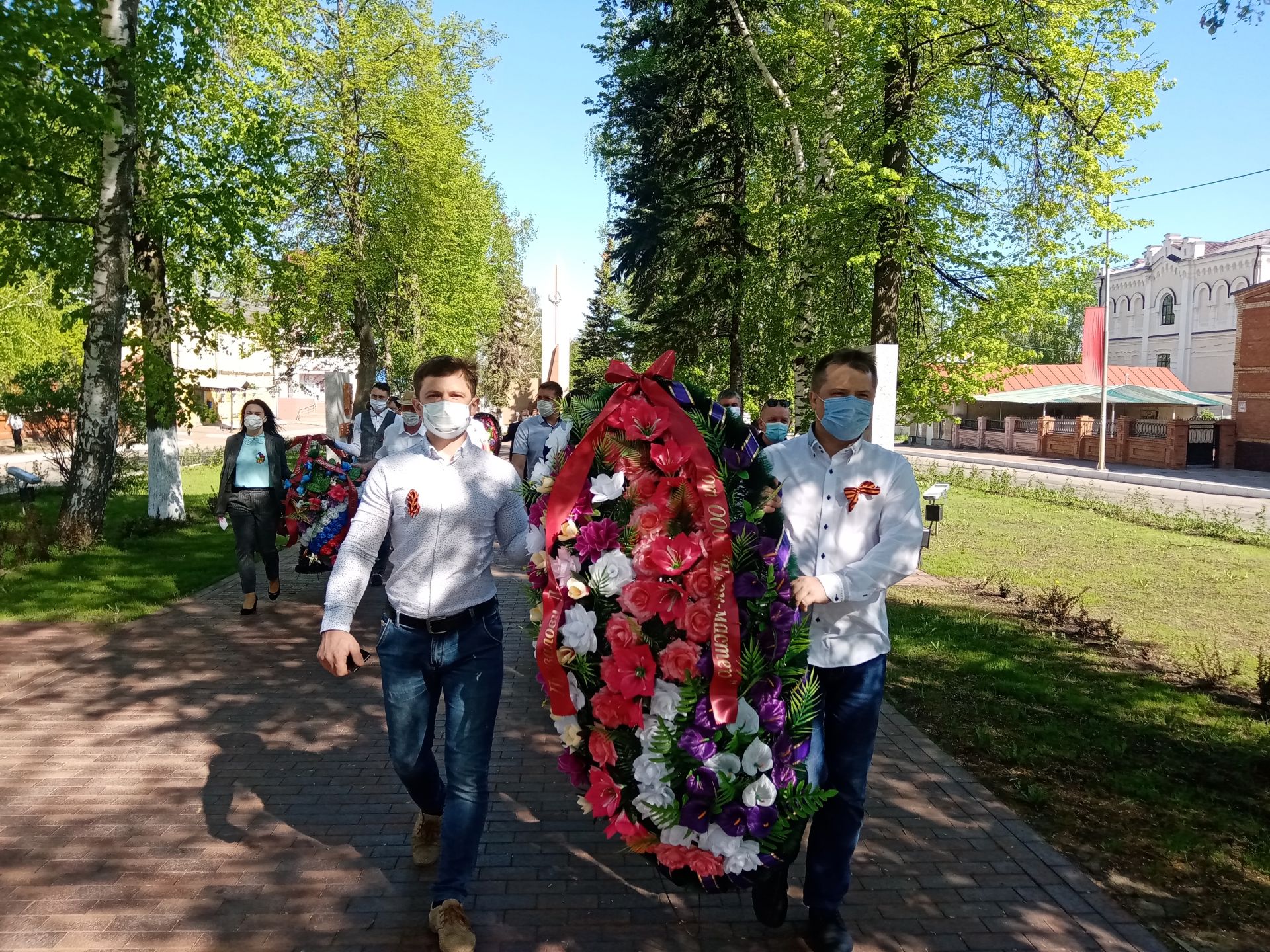 В день 75-летия Победы чистопольцы возложили цветы и венки к Вечному огню