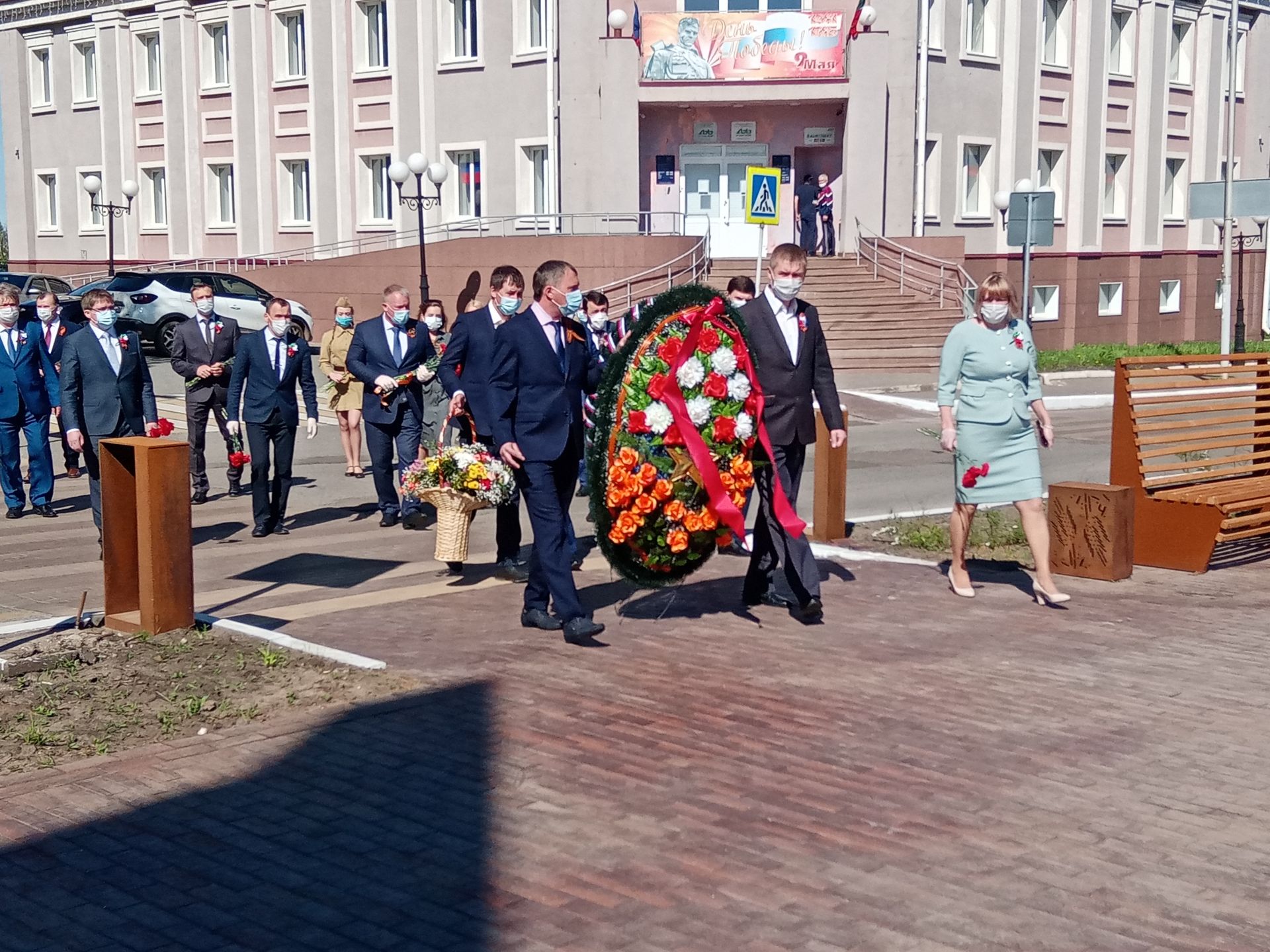 В день 75-летия Победы чистопольцы возложили цветы и венки к Вечному огню