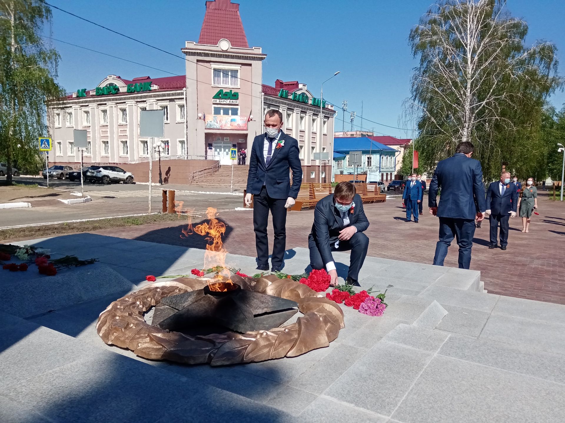 В день 75-летия Победы чистопольцы возложили цветы и венки к Вечному огню