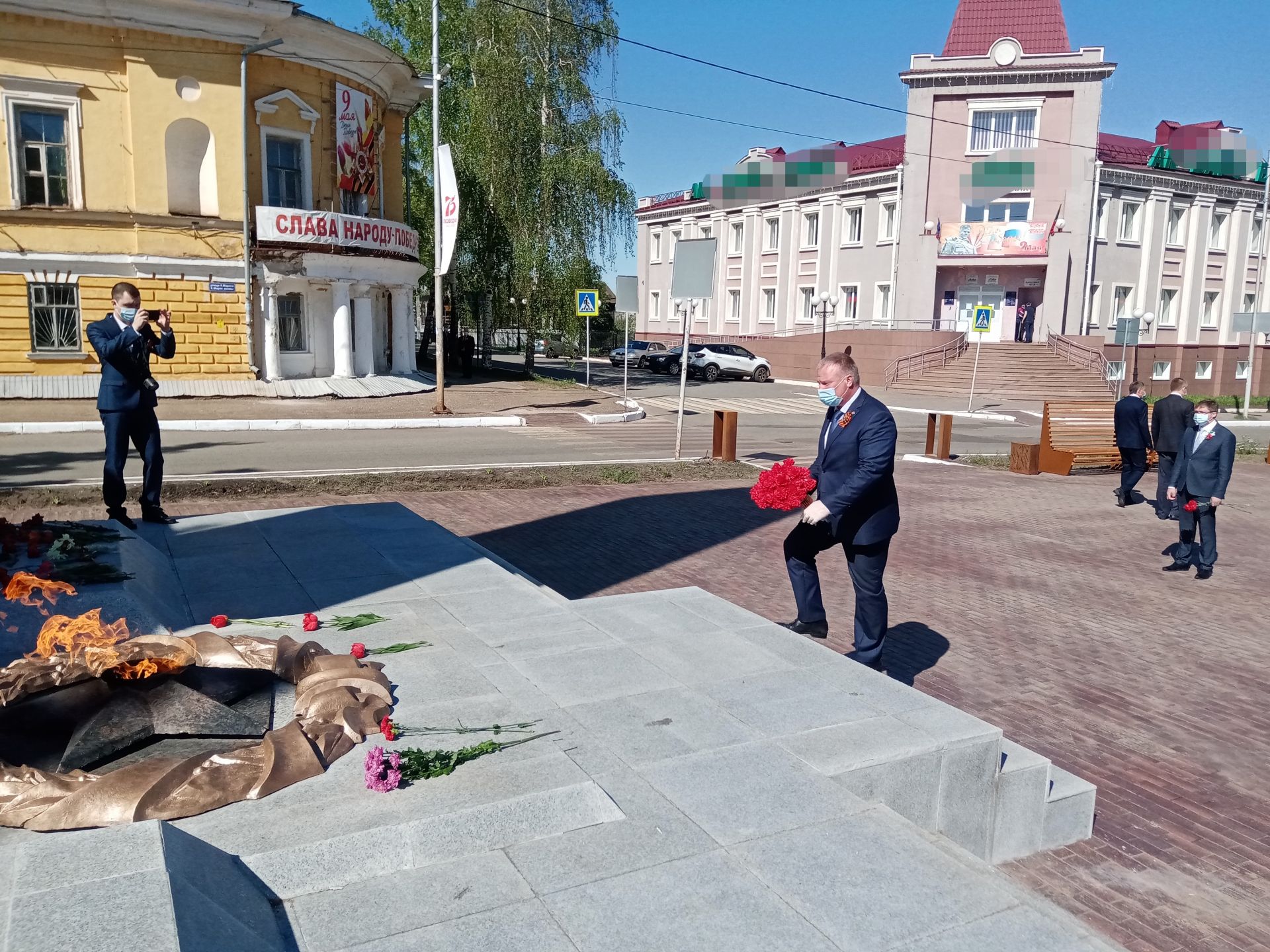 В день 75-летия Победы чистопольцы возложили цветы и венки к Вечному огню