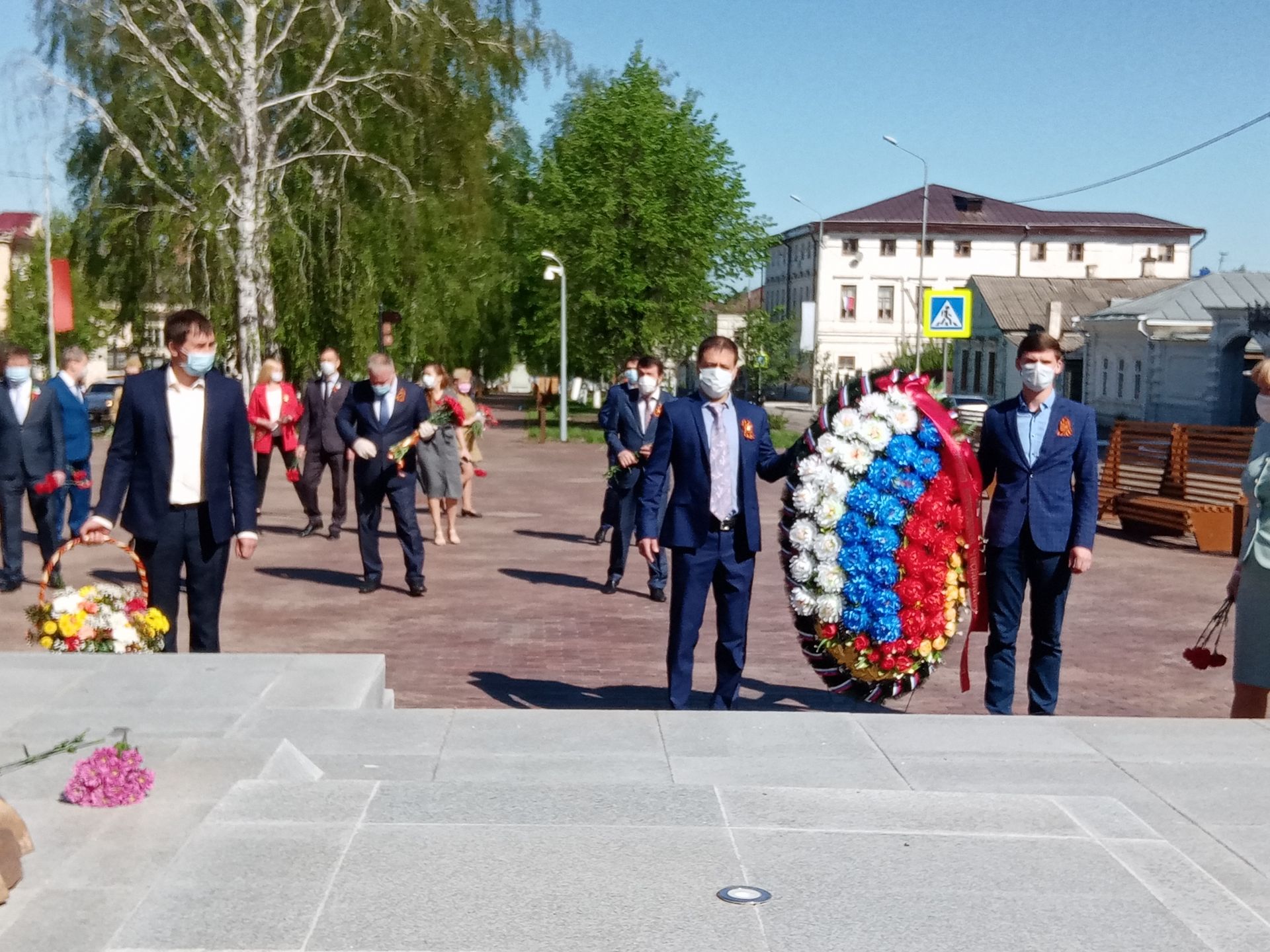 В день 75-летия Победы чистопольцы возложили цветы и венки к Вечному огню