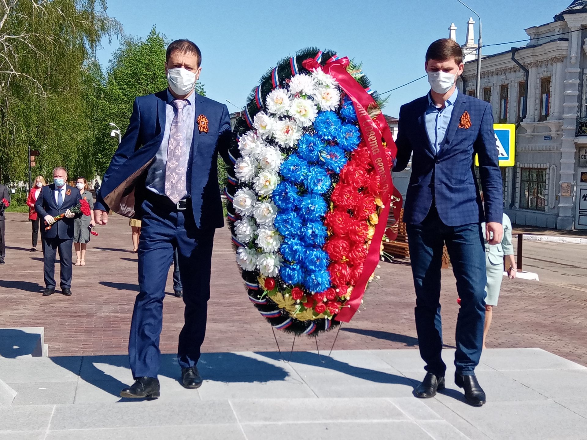 В день 75-летия Победы чистопольцы возложили цветы и венки к Вечному огню