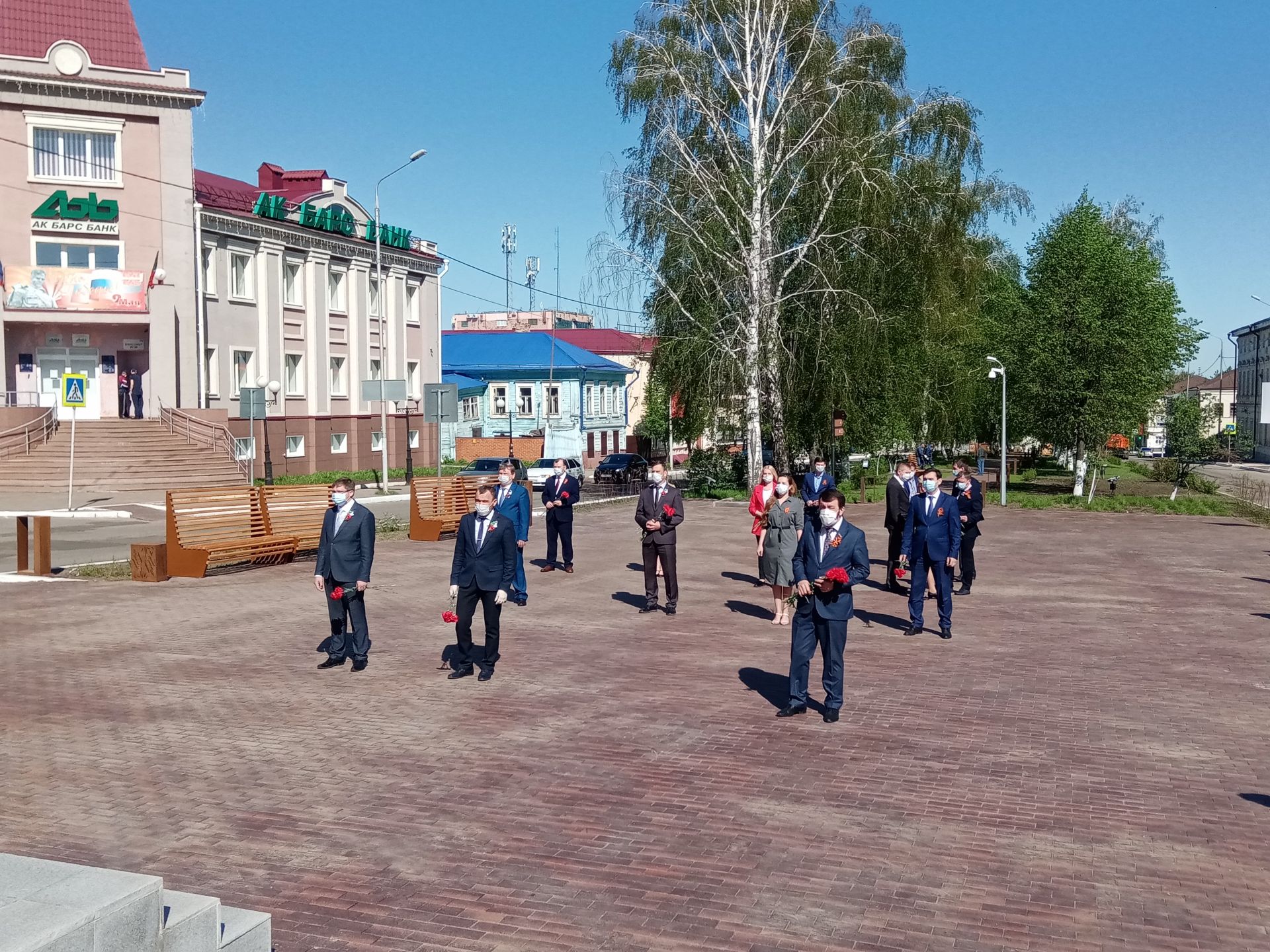 В день 75-летия Победы чистопольцы возложили цветы и венки к Вечному огню