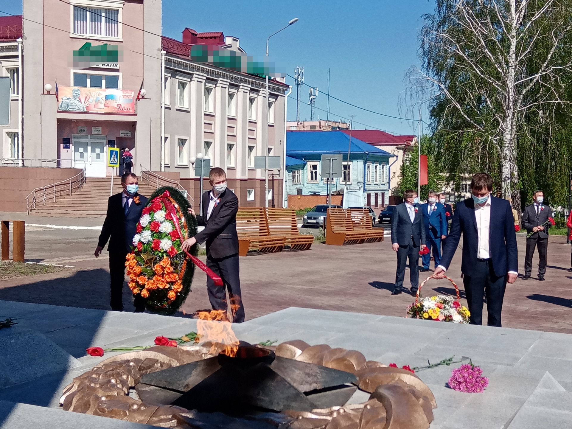 В день 75-летия Победы чистопольцы возложили цветы и венки к Вечному огню