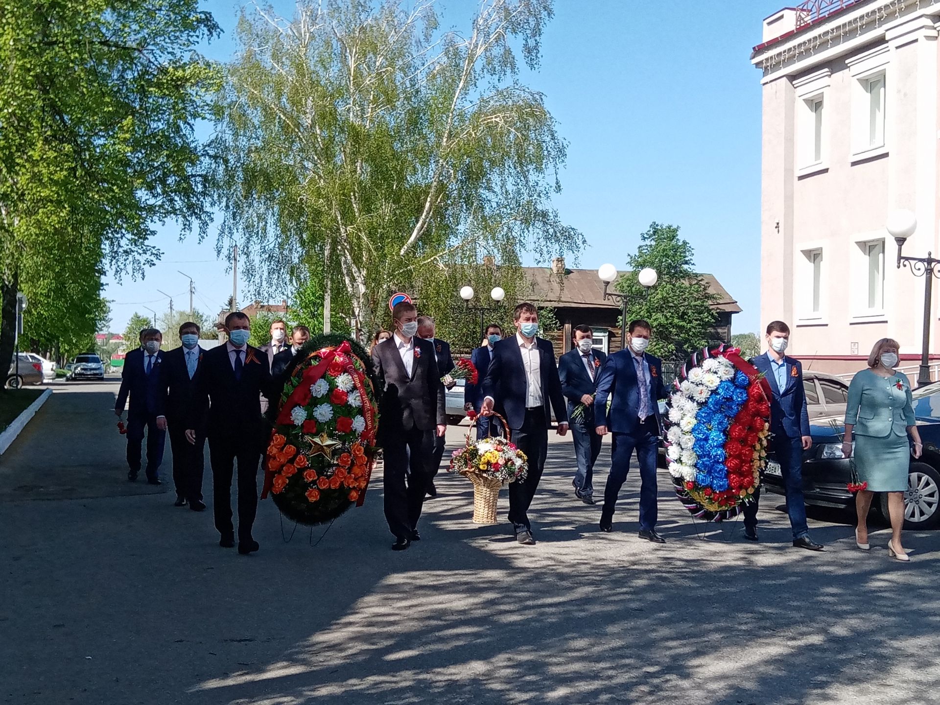 В день 75-летия Победы чистопольцы возложили цветы и венки к Вечному огню