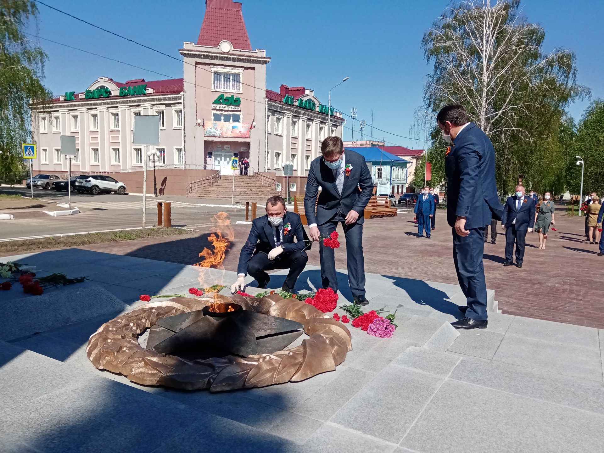 В день 75-летия Победы чистопольцы возложили цветы и венки к Вечному огню