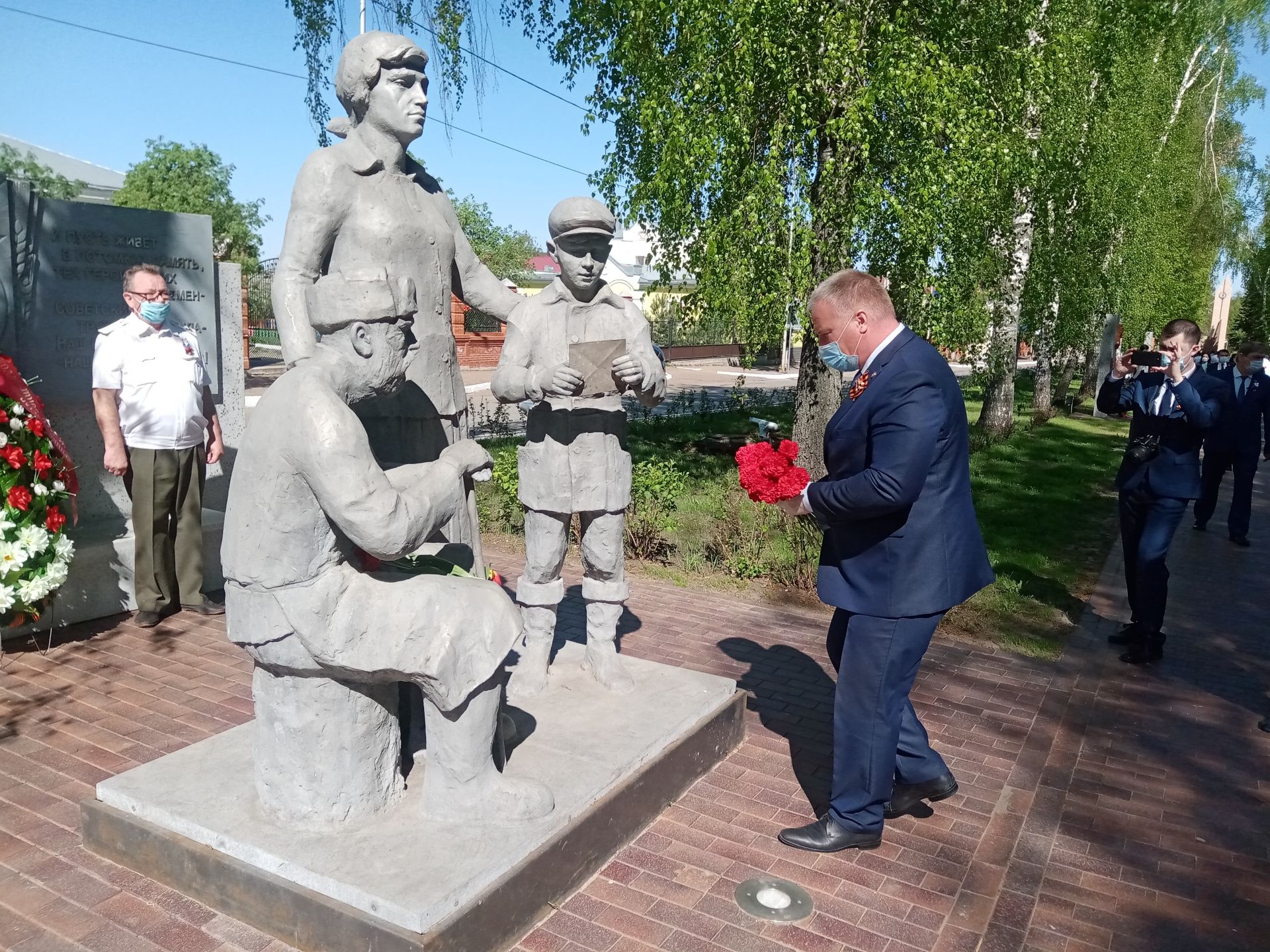 В день 75-летия Победы чистопольцы возложили цветы и венки к Вечному огню