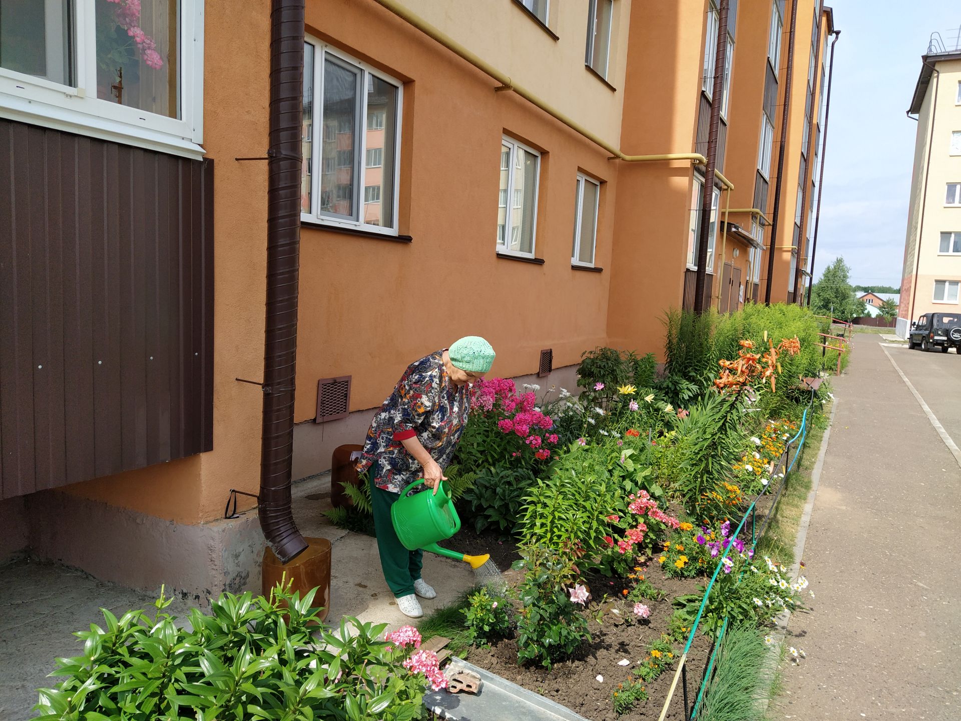 Разноцветные ковры из цветов, самодельные оригинальные фигуры – чистопольцы украшают любимый город